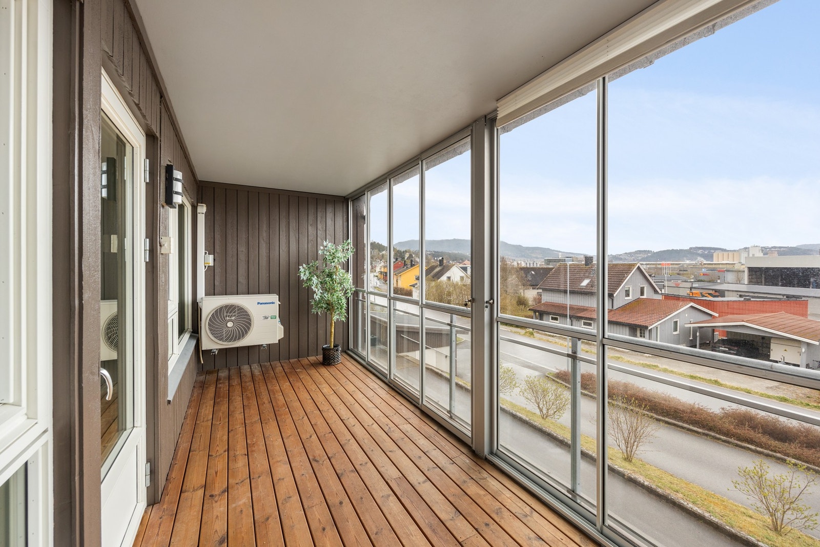 Glassene kan enkelt skyves til siden for å slippe solen inn Galleribilde