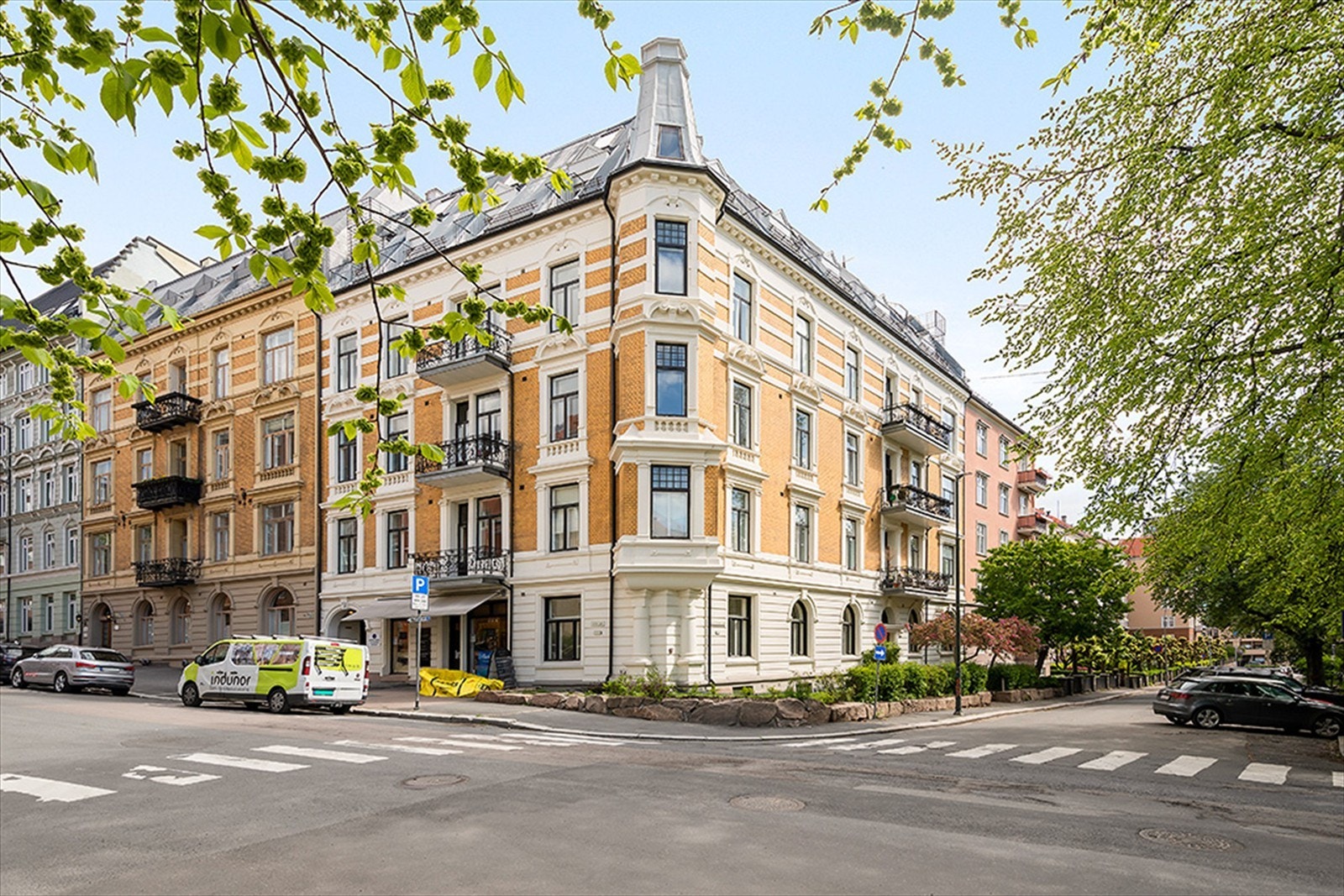 Flott hjørnegård. Leiligheten ligger i 2 etg. med balkong og vender mot rolige og enveiskjørte Mogens Thorsens gate. Galleribilde