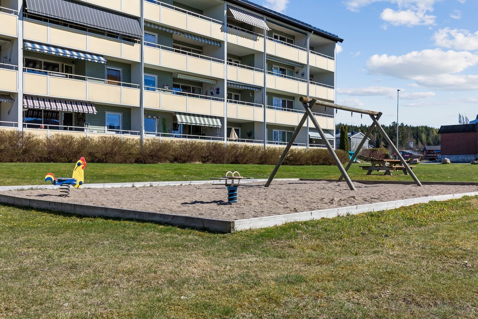 Lekeplass rett utenfor. Området er barnevennlig, og det nærhet barnehager, barneskole, fotballbane og nærbutikk. Galleribilde