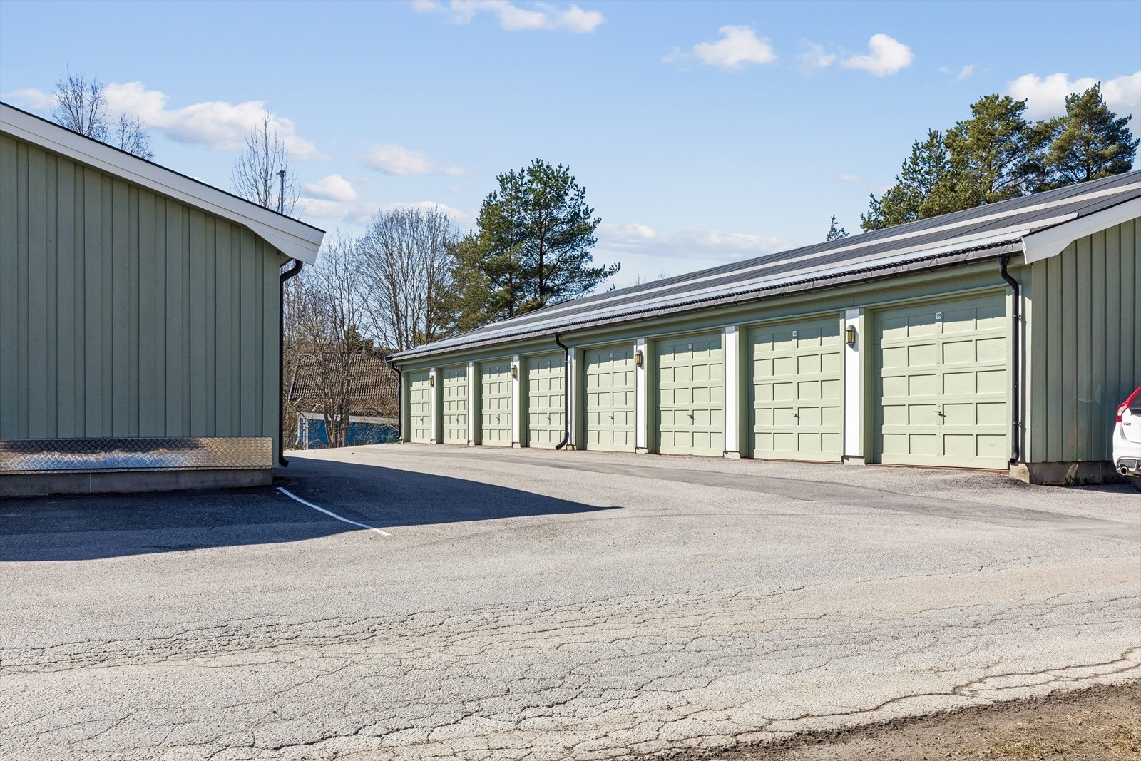 Parkering i garasje med opplegg for elbil lading. Galleribilde