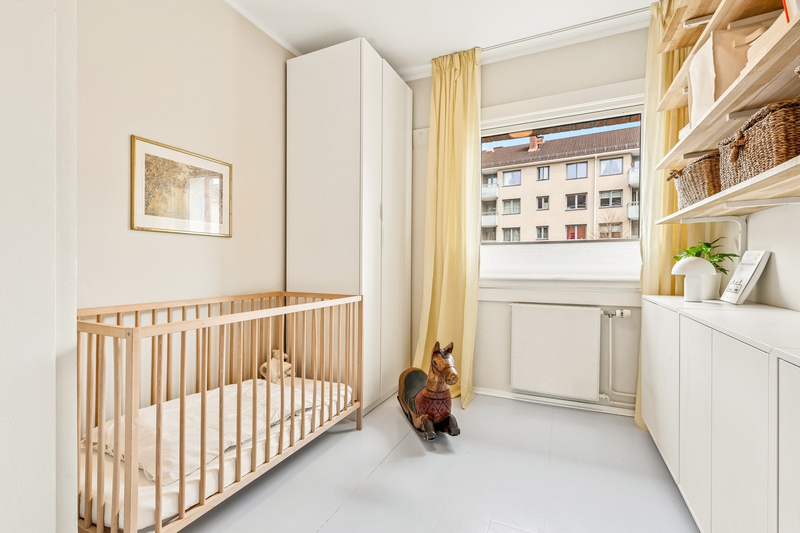 Soverom 2, et koselig barnerom med garderobeskap. Galleribilde