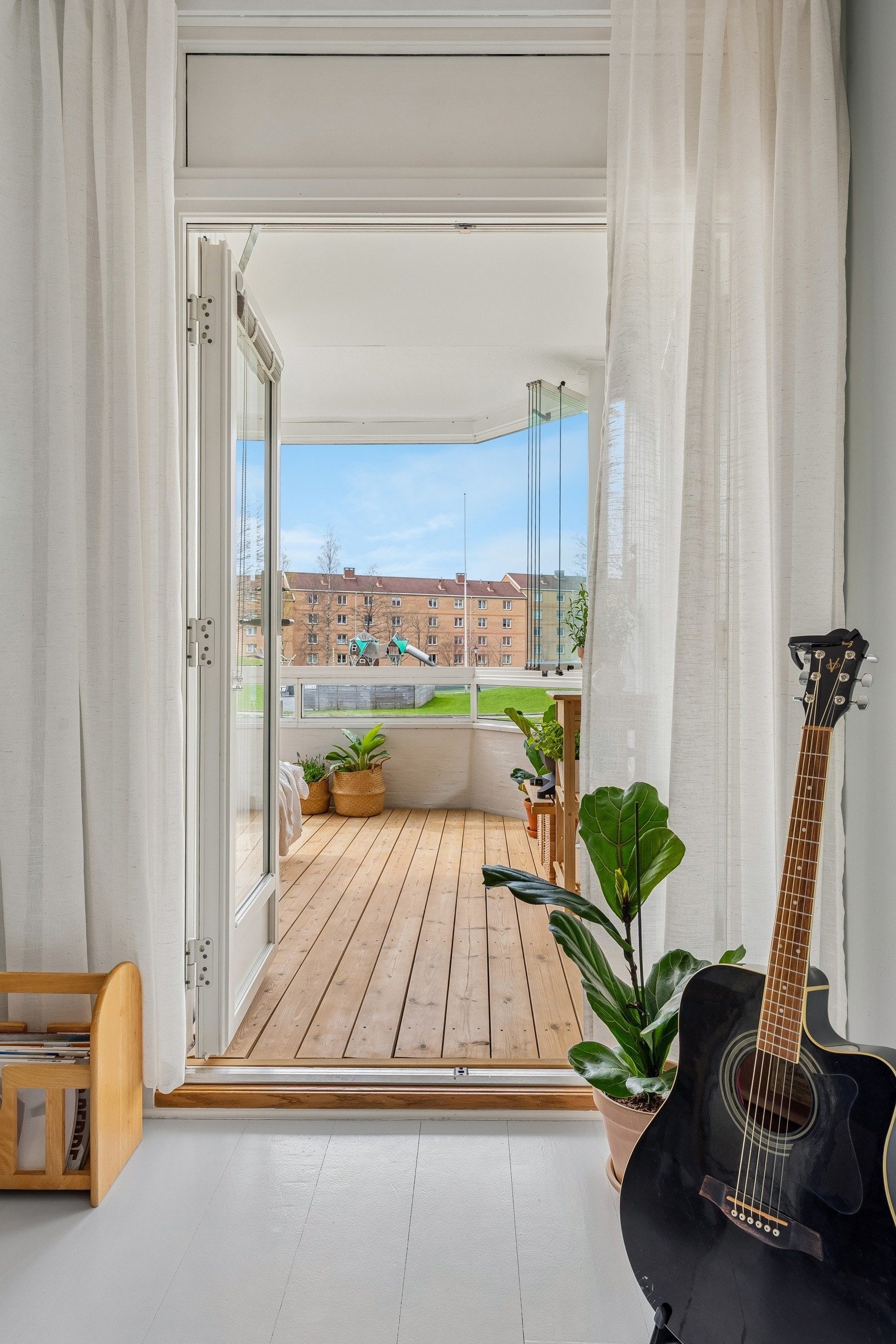 Detalj, doble dører ut mot balkongen. Sydvendt, med sol store deler av dagen. Galleribilde