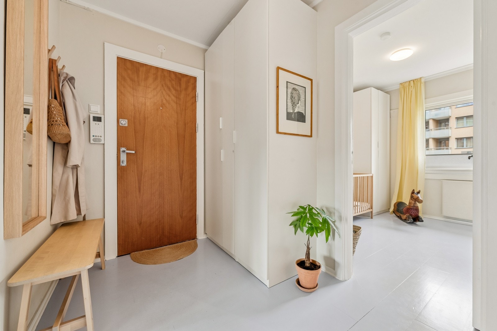 Entreén er et fint rom til å ønske venner og familien velkommen. Et knutepunkt i leiligheten. Galleribilde