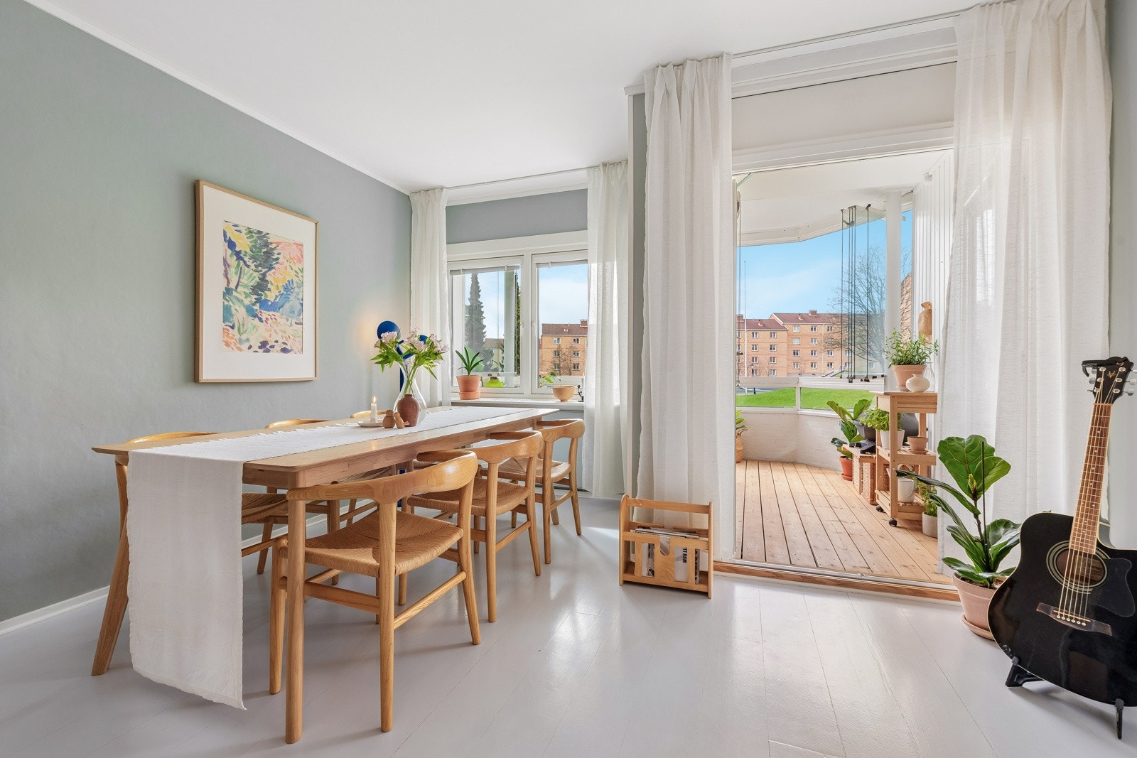 Store vindusflater og doble dører ut mot balkongen. God plass rundt bordet til å samle venner og familie ved hyggelige anledninger. Galleribilde