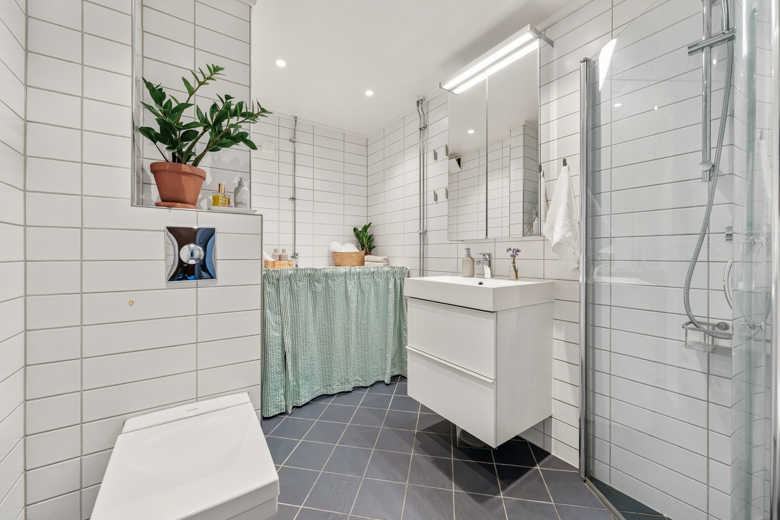Utvidet bad, som er et stort pluss. Arbeid utført av fagfolk i forbindelse med rehabilitering av badet i 2006. Galleribilde