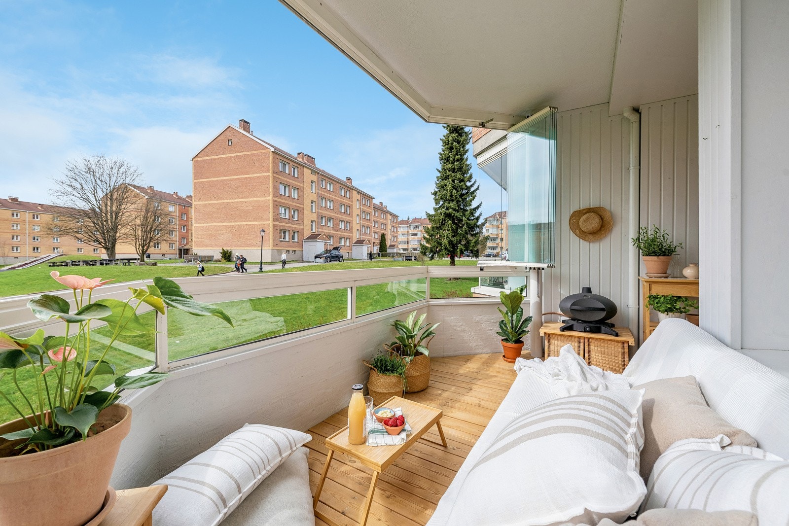 Treplatting på gulv og skyveglass på balkongen til å åpne helt på sommeren. Galleribilde
