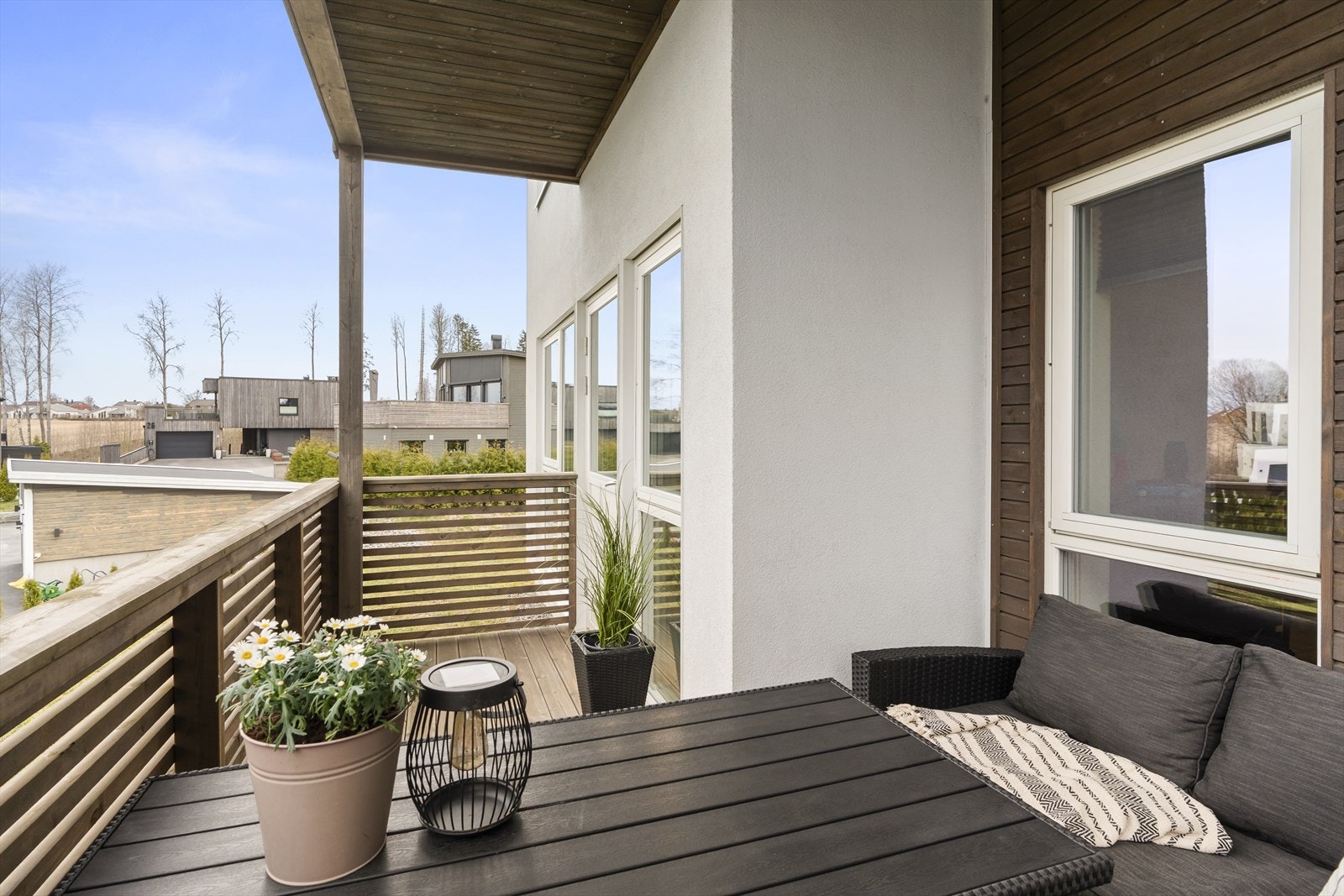 Terrassen er overbygget, med plass til både utemøbler og gril - perfekt for å nyte fine dager ute Galleribilde