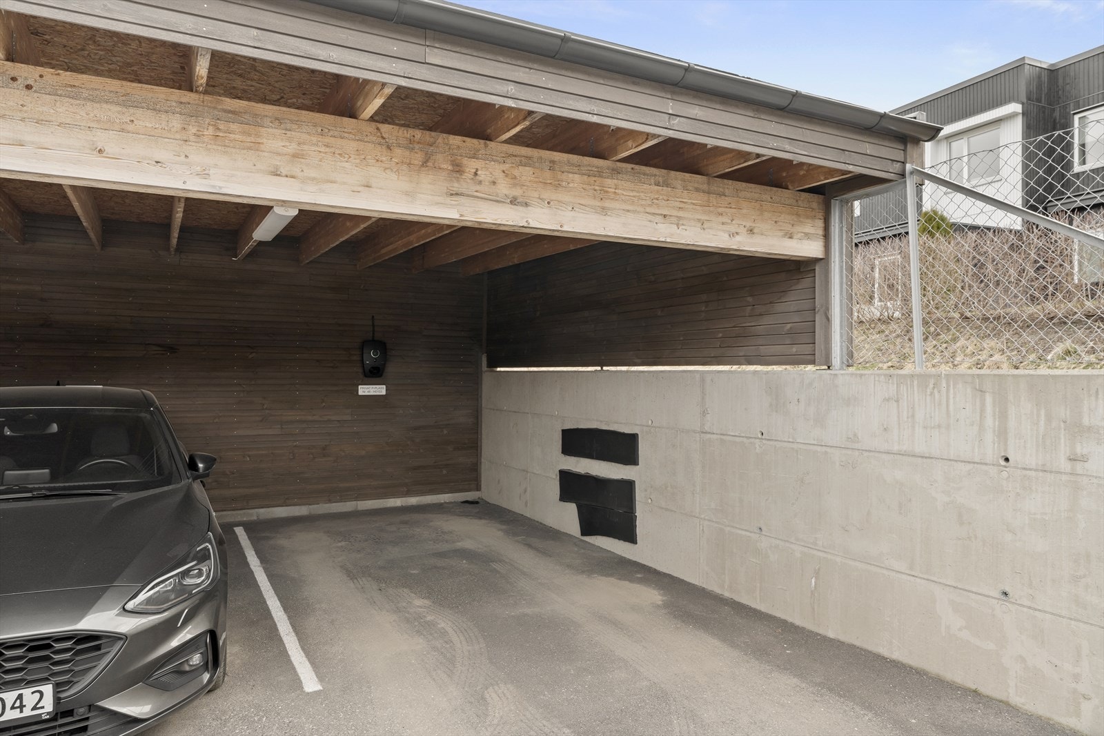 Det medfølger en fast parkeringsplass i carport, med lademulighet for el-bil. Det er også felles gjesteparkering Galleribilde