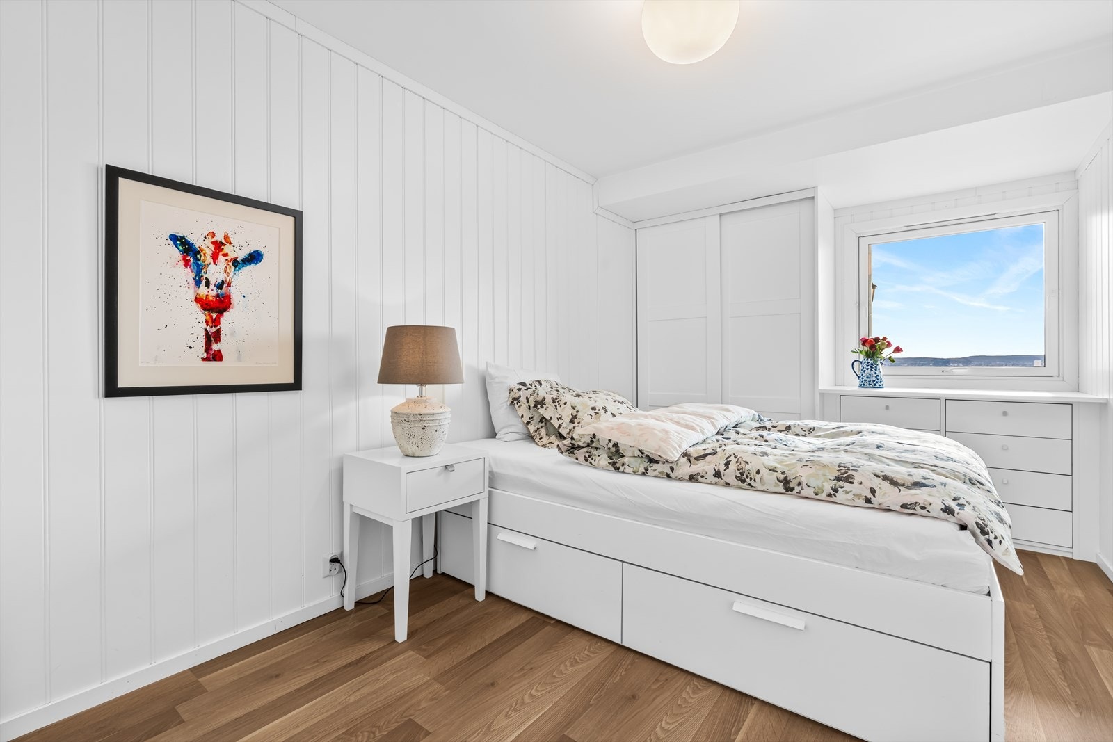 Leiligheten byr på tre gode soverom hvor det er god plass til dobbeltseng, tilhørende nattbord og gode oppbevaringsmuligheter i et romslig garderobeskap. Galleribilde