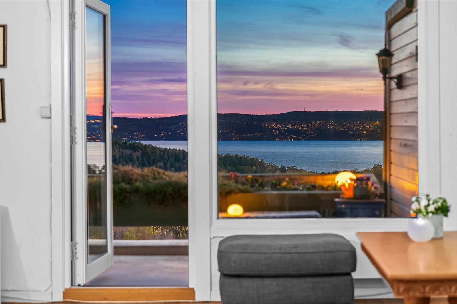 Fra stuen er det direkte utgang til en vestvendt, overbygd terrasse på ca. 10,3 m² med optimale solforhold og panoramautsikt til fjord og by. Galleribilde