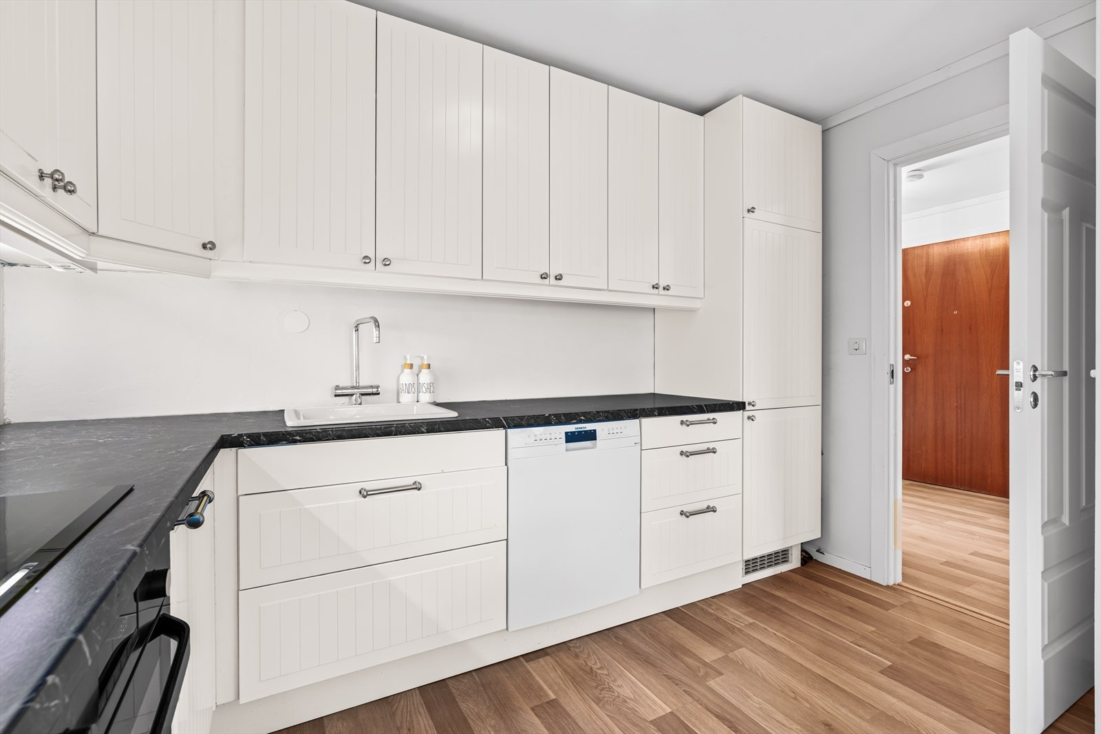 Kjøkkenet er utstyrt med induksjonstopp, stekeovn, oppvaskmaskin og kombi kjøl/fryseskap. Galleribilde
