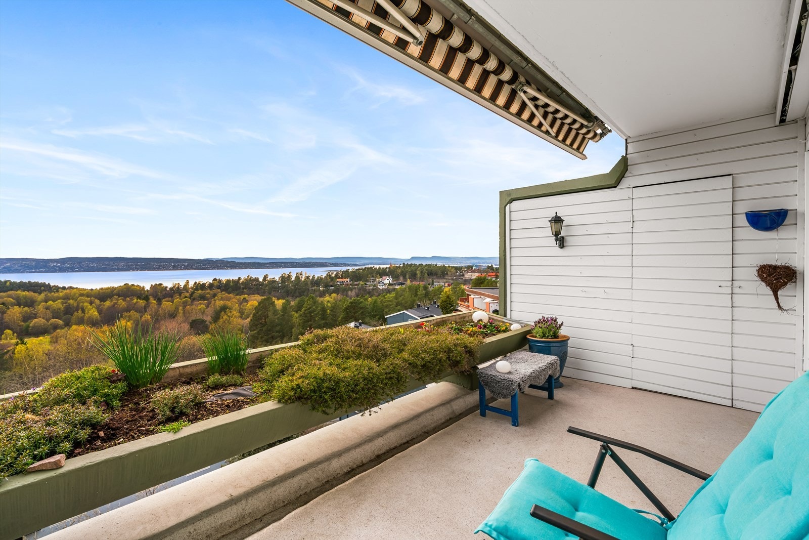 På hver sin side av terrassen er det plassert boder på henholdsvis på 1,3 m² og 2,2 m². Galleribilde