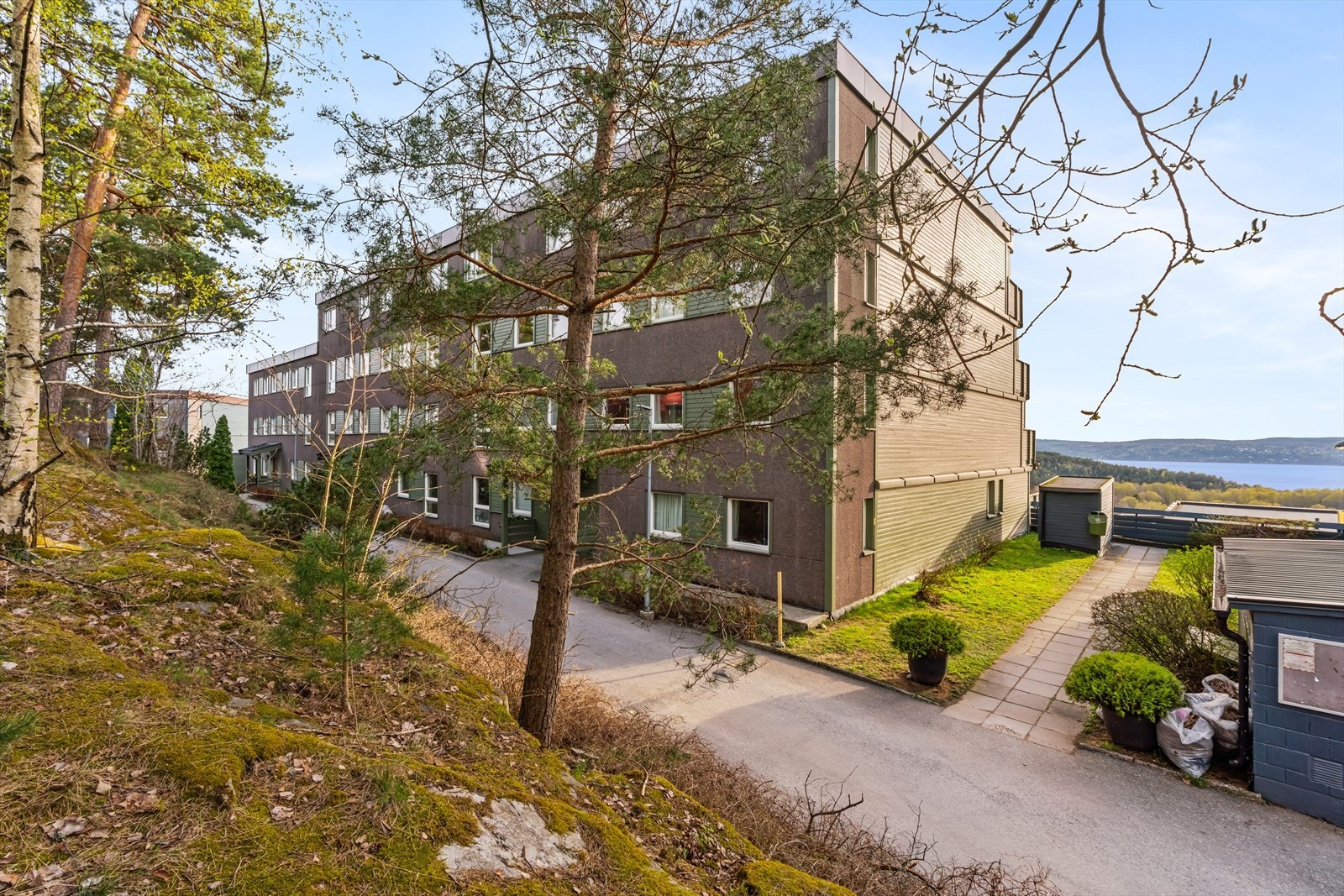 Borettslagets tomt er pent opparbeidet med beplantning og sittegrupper. Galleribilde