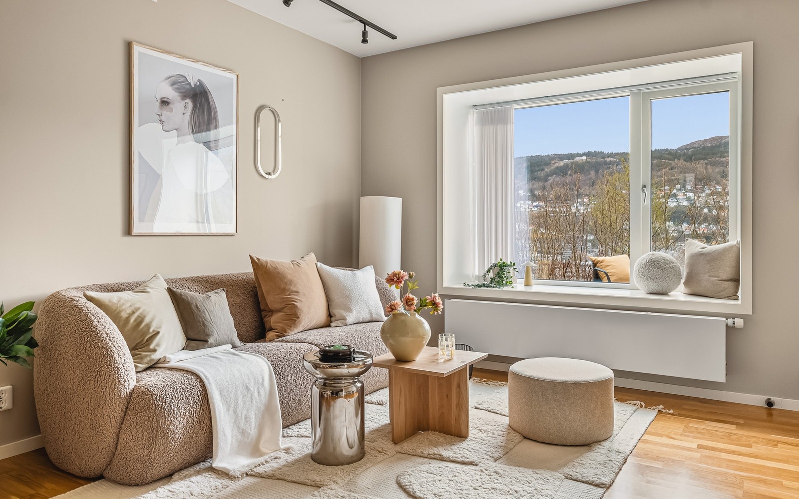 Tidsriktige fargevalg og parkett på gulv Galleribilde