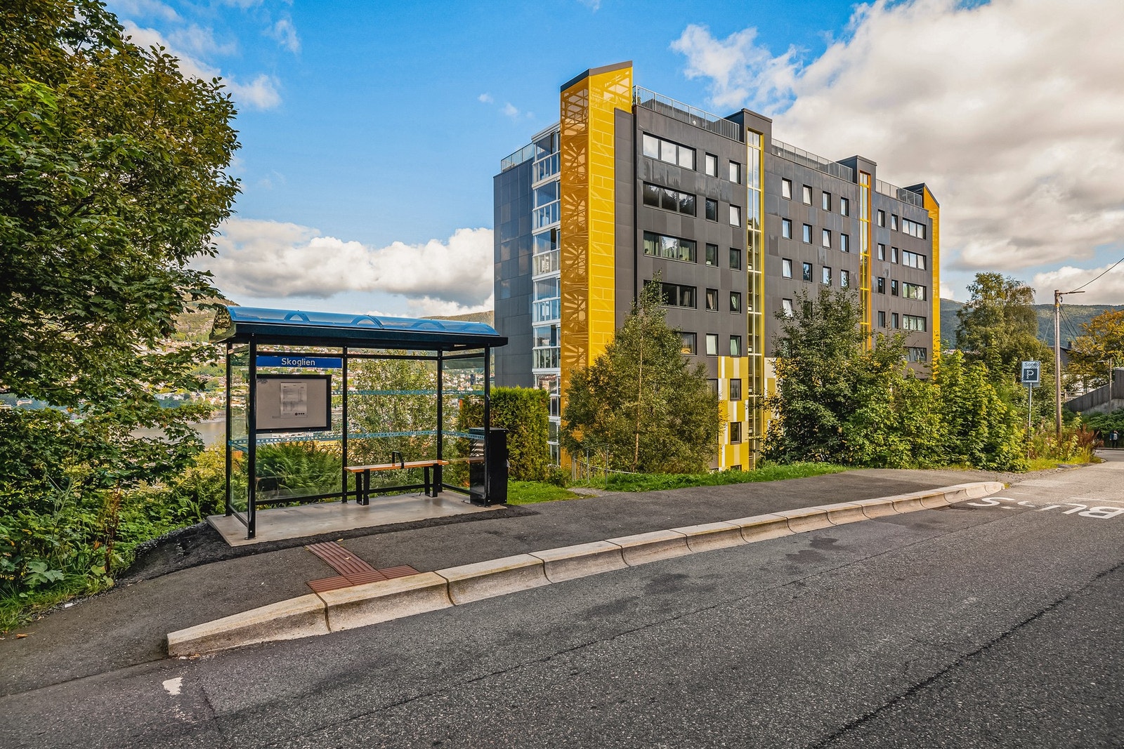 Tett på busstopp med hyppige avganger. Det er også gangavstand til Bybanen Galleribilde