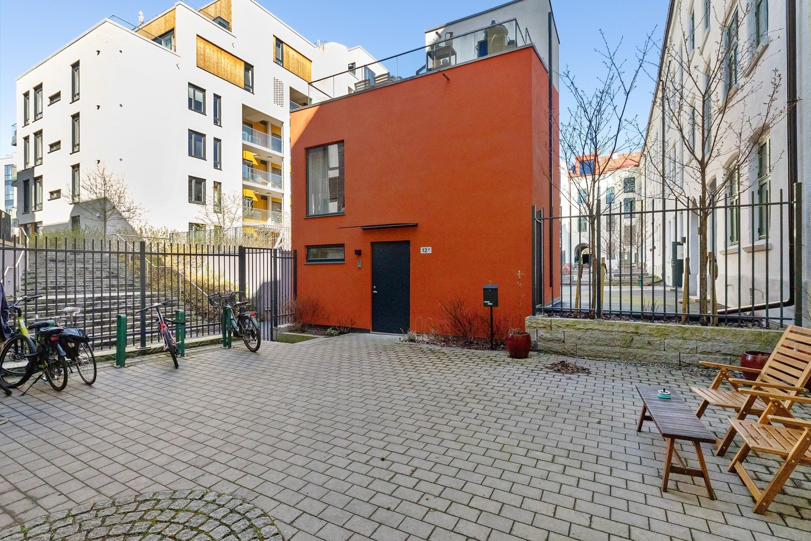 Velkommen til Schæffers gate 12D, en moderne og unik enebolig i indre gård på urbane Grünerløkka! Galleribilde