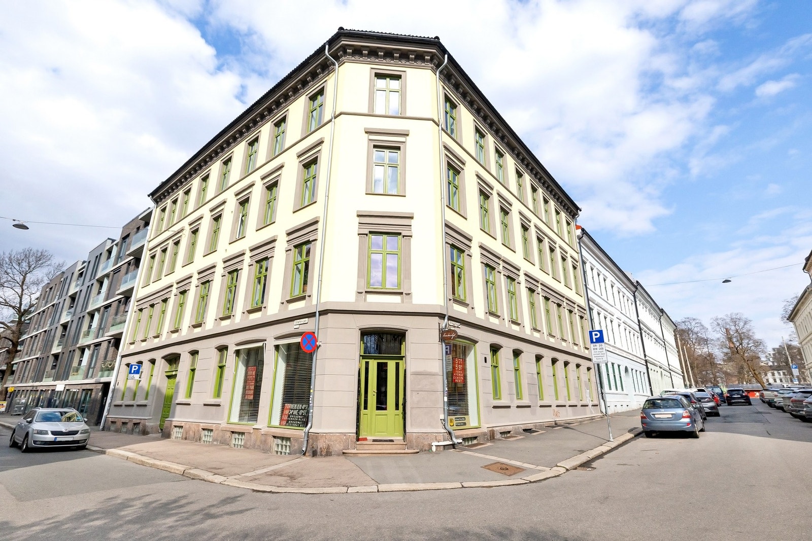 Inngangspartiet er via Schæffers gate. I samme gate ligger det en bunnpris som er åpent alle dager. Galleribilde