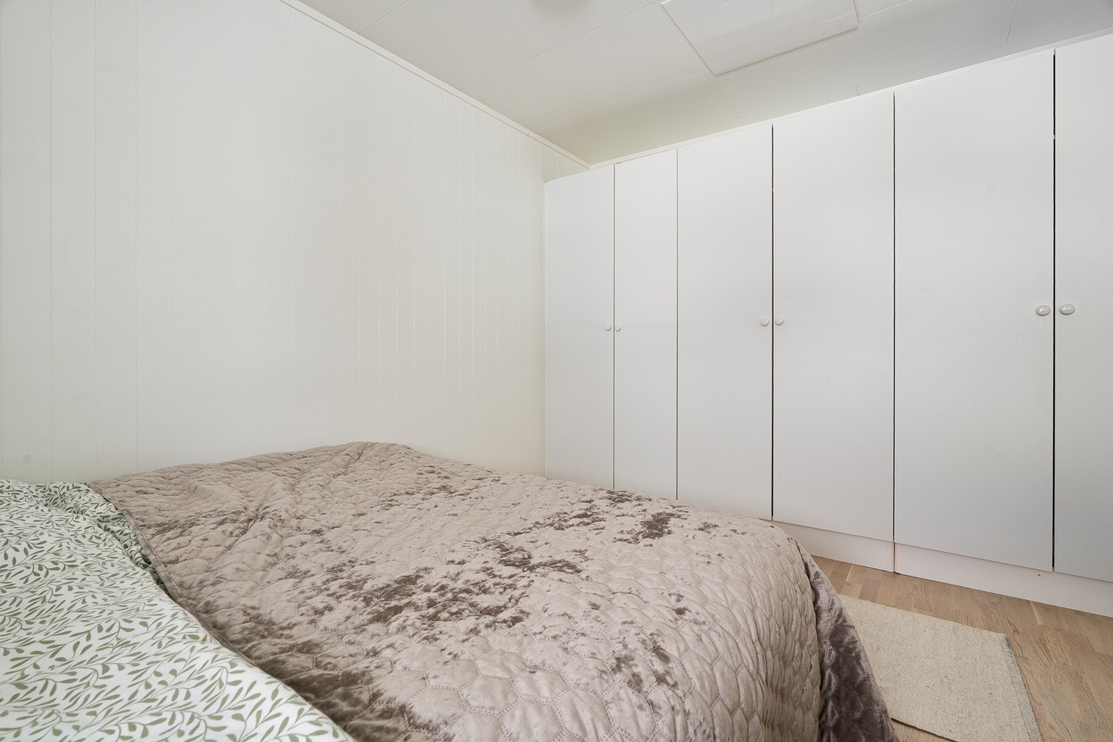 God plass til stor seng og rikelig med garderobeplass.