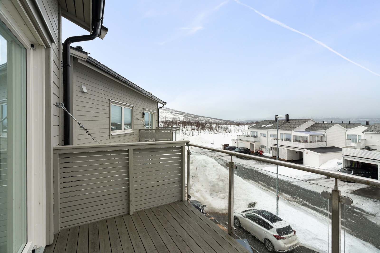 Fra stuen er det utgang til balkong med nydelig utsikt og fantastiske solforhold fra morgen til kveld.