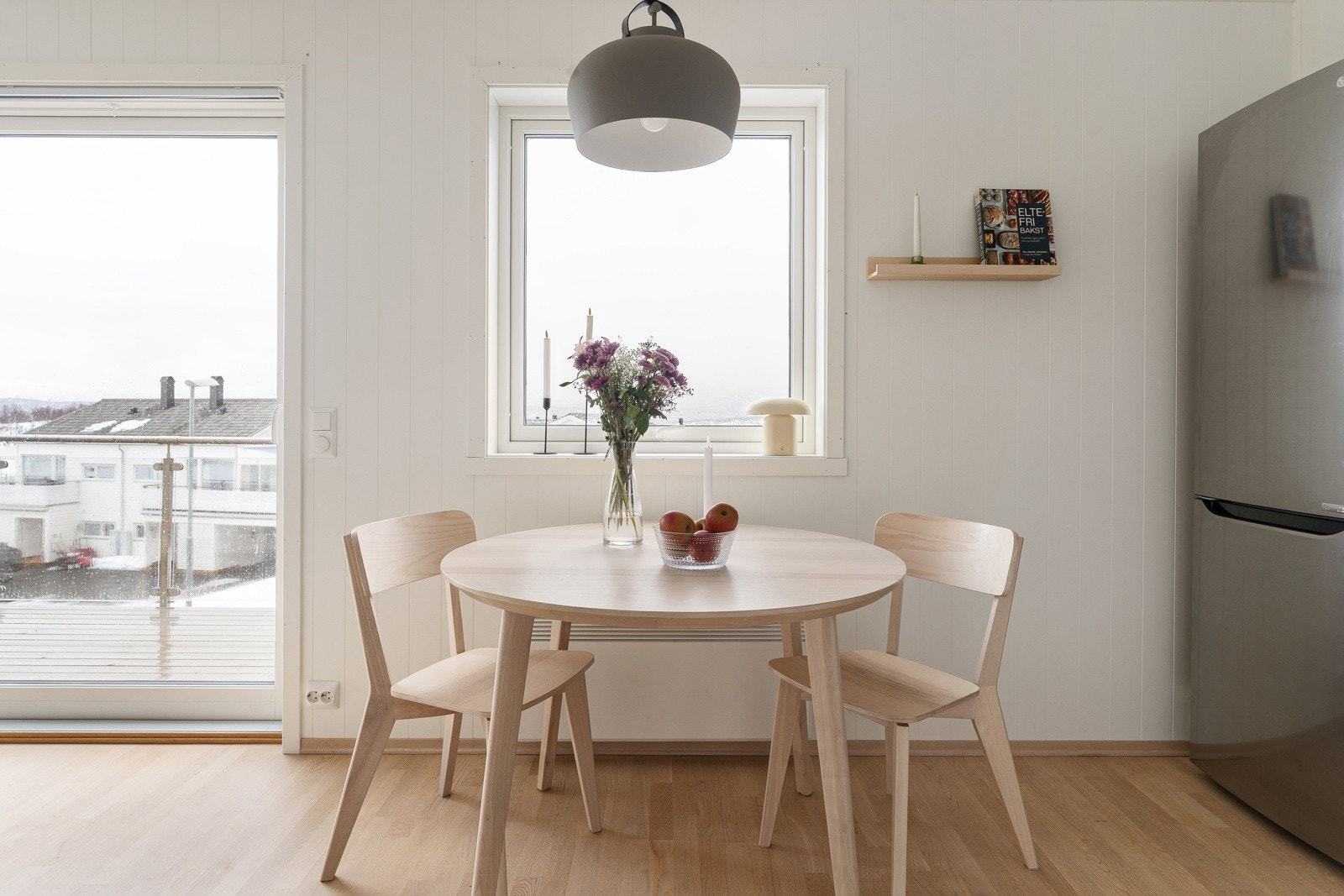 Ved kjøkkenet er det plass til spisegruppe.