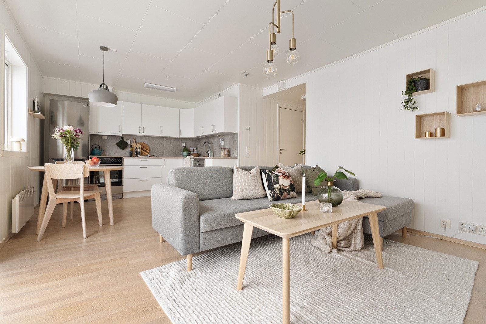 Lys og delikat leilighet med god planløsning hvor du enkelt kan møblere de sosiale sonene.