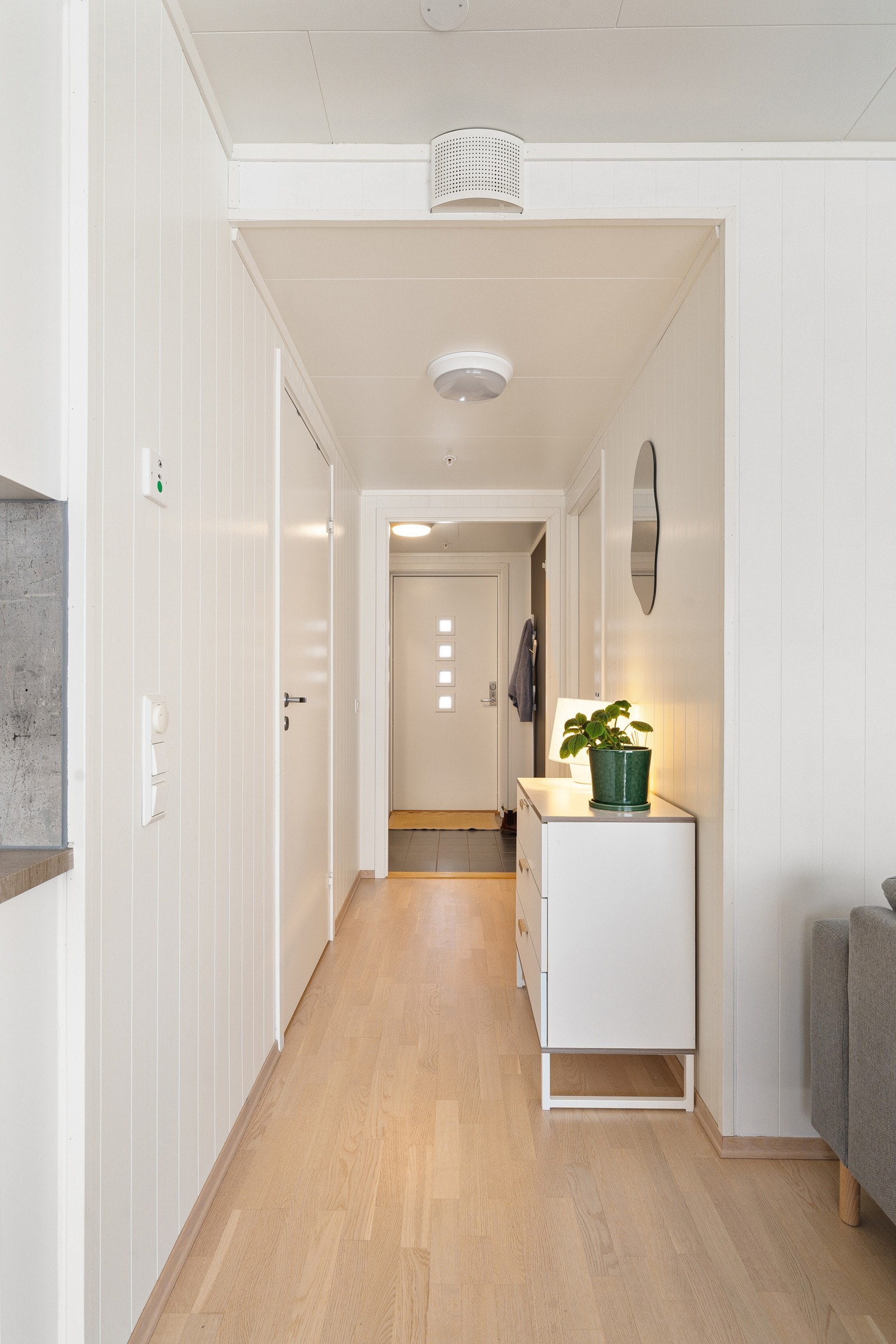 Gang som fordeler videre til oppholdsrom.