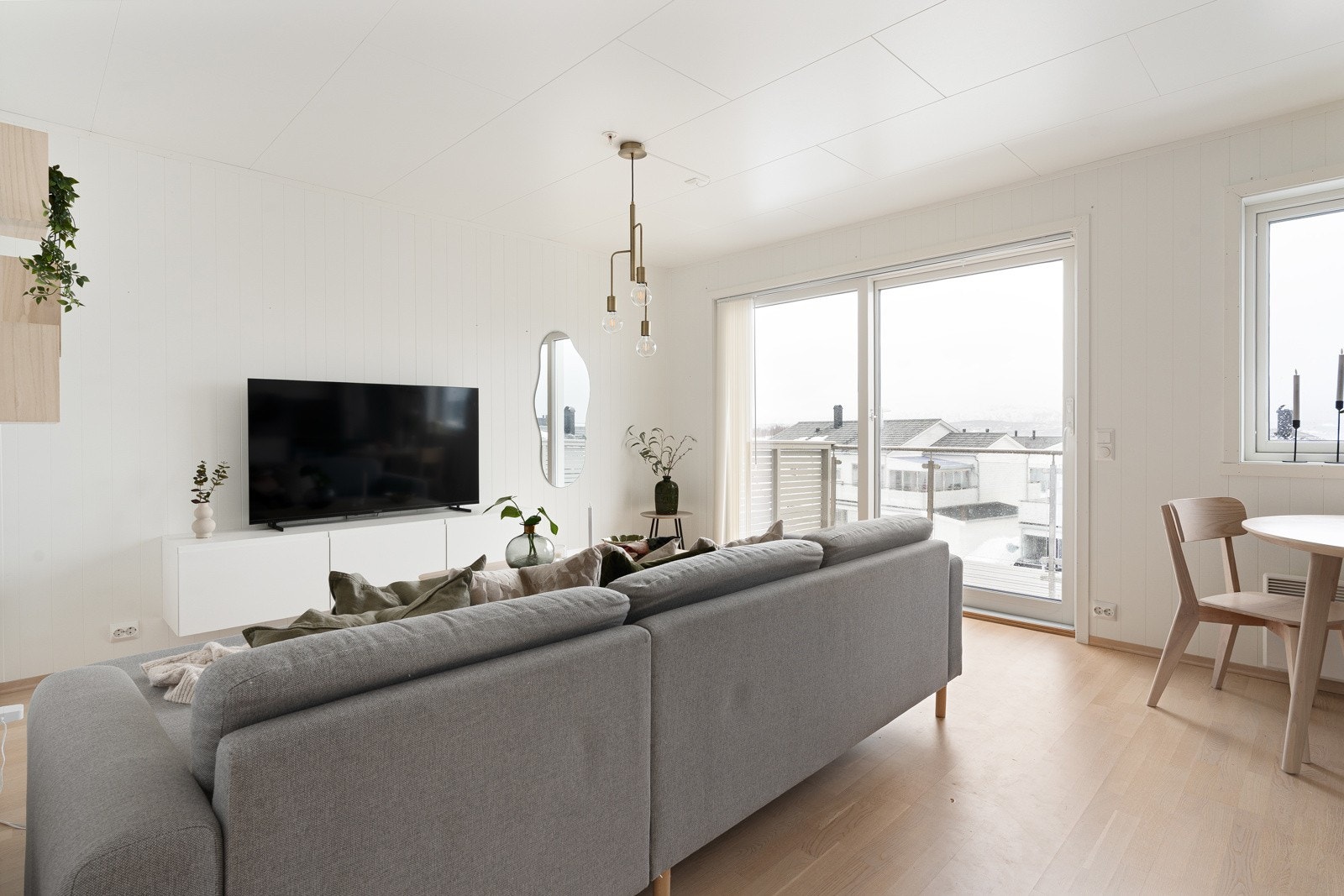 Store vindusflater fra gulv til tak som gir rikelig med lysinnslipp.