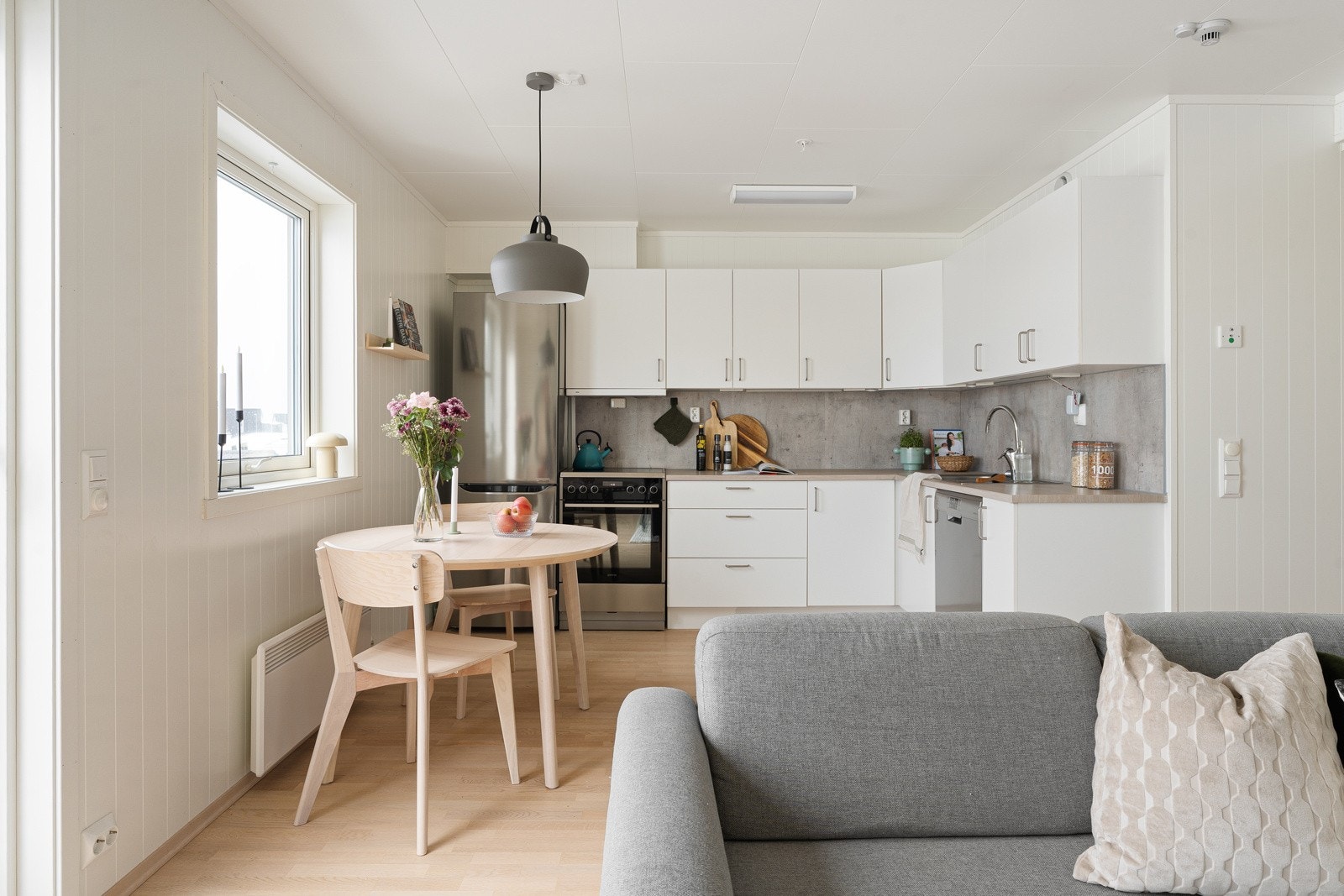 Stor stue som er enkel å møblere og praktisk kjøkken.