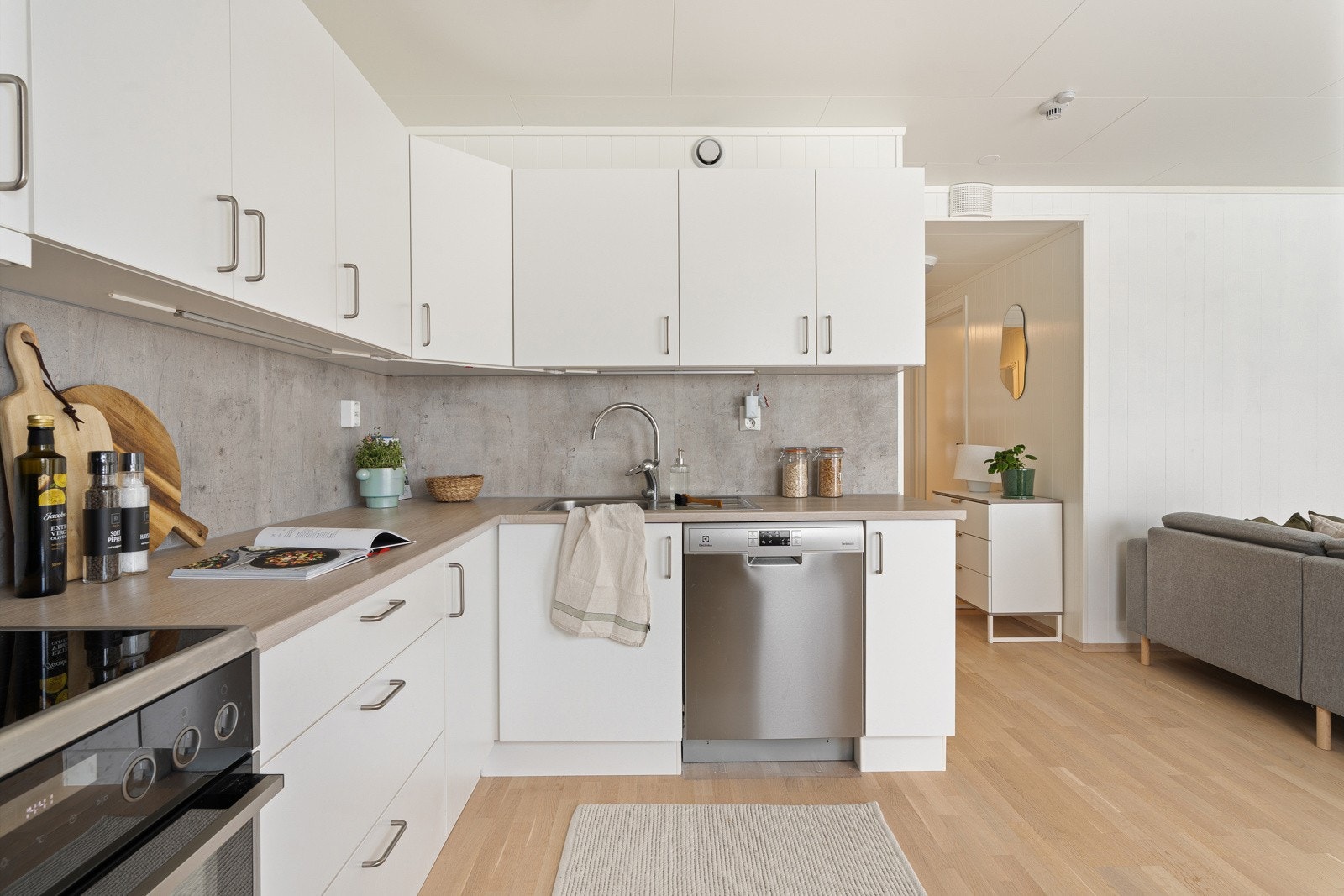 Pent kjøkken med rikelig skap- og benkeplass.