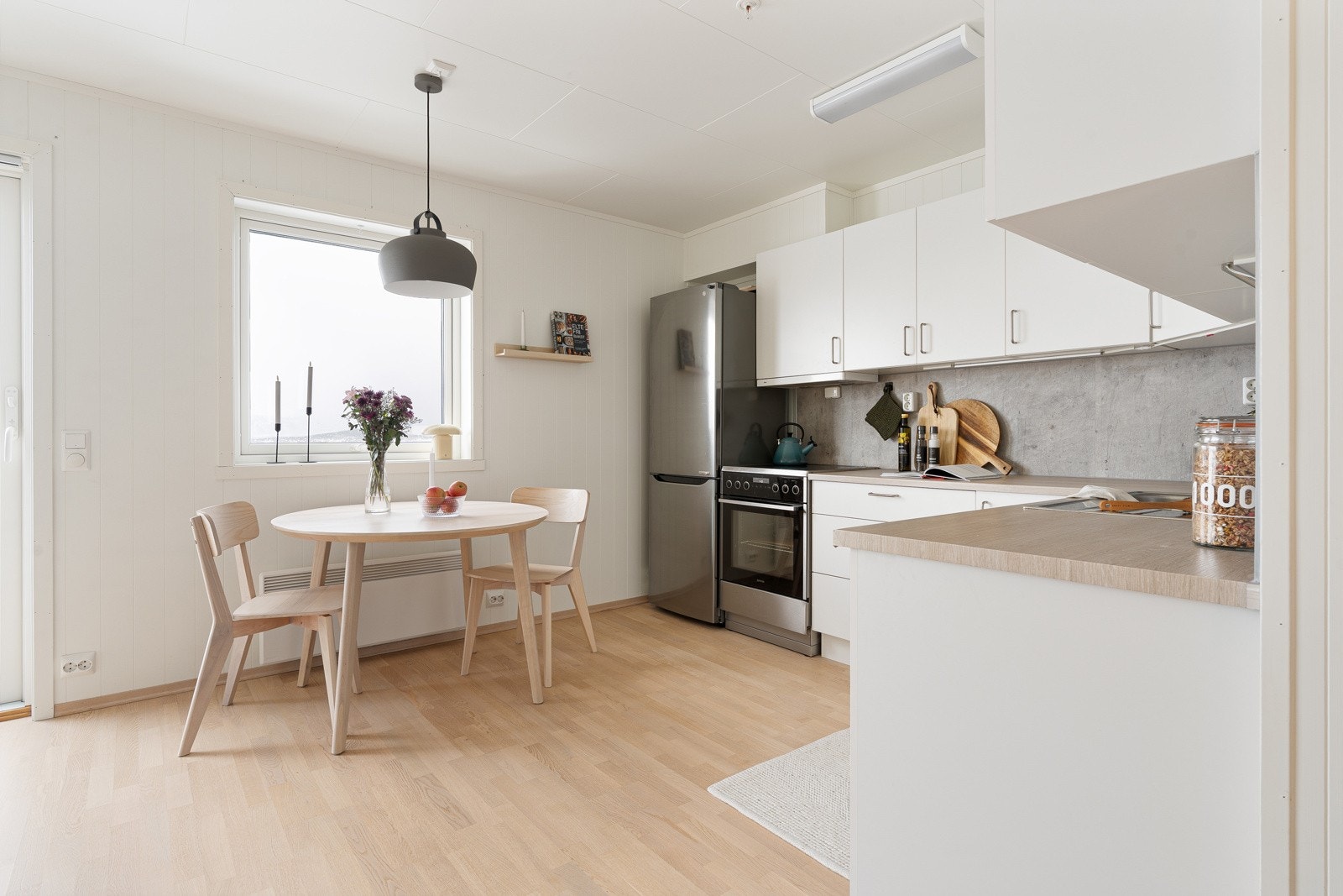 Hyggelig vindu og fin utsikt ved spiseplass.