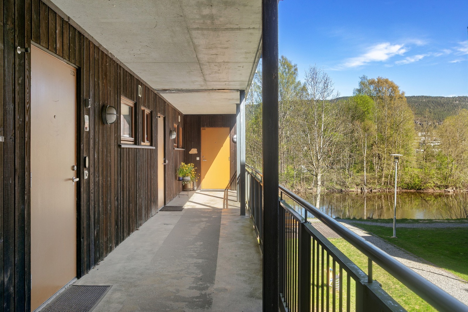 Velkommen inn - Leiligheten ligger i byggets 1. etasje med trappefri adkomst. Galleribilde