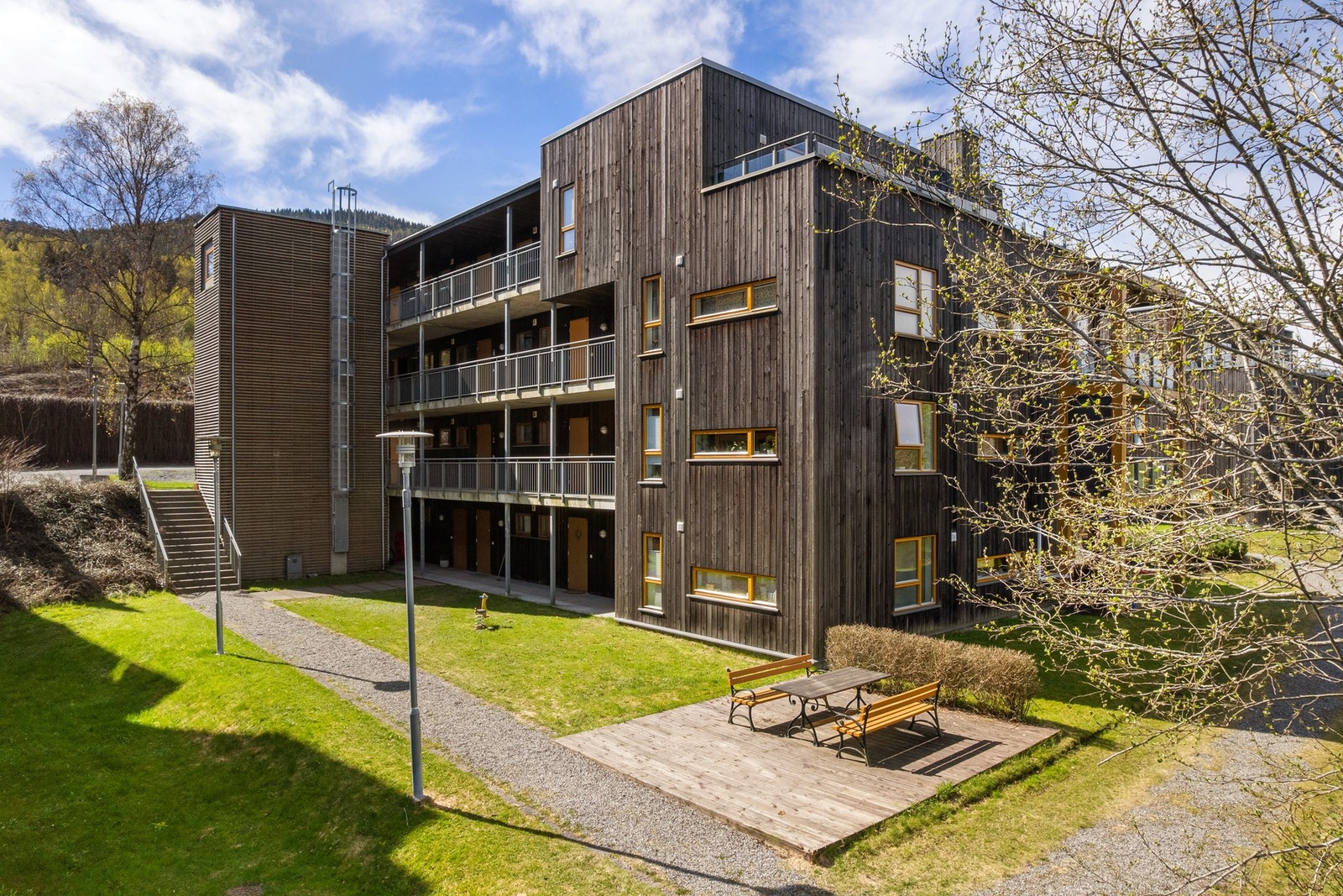 Leiligheten ligger i 1. etasje, men oppleves som en 2. etasje på grunn av terrenget og den opphøyde balkong. Galleribilde