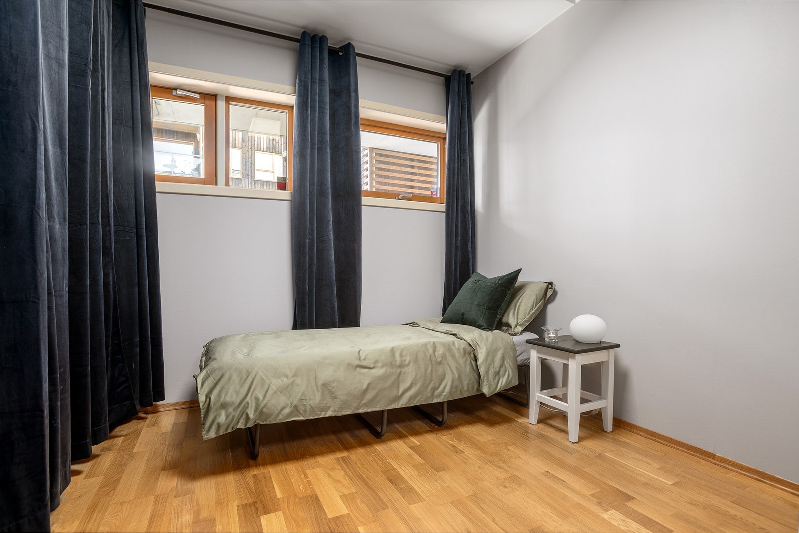 Soverom II er også av god størrelse, med plass til seng, nattbord og skrivepult. Galleribilde