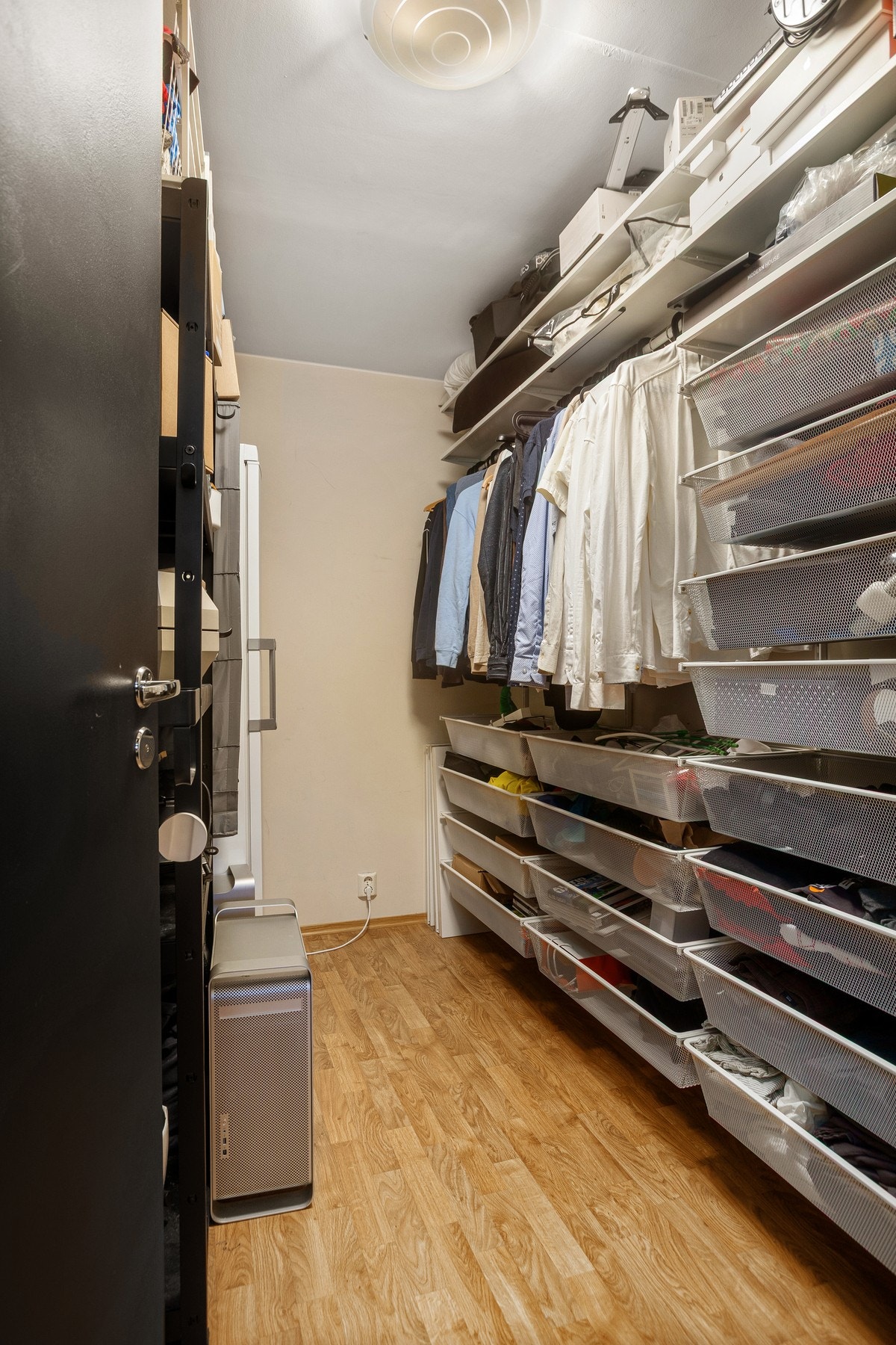 Fra soverommet er det direkte adkomst til et romslig walk-in--closet med gode oppbevaringsmuligheter. Galleribilde