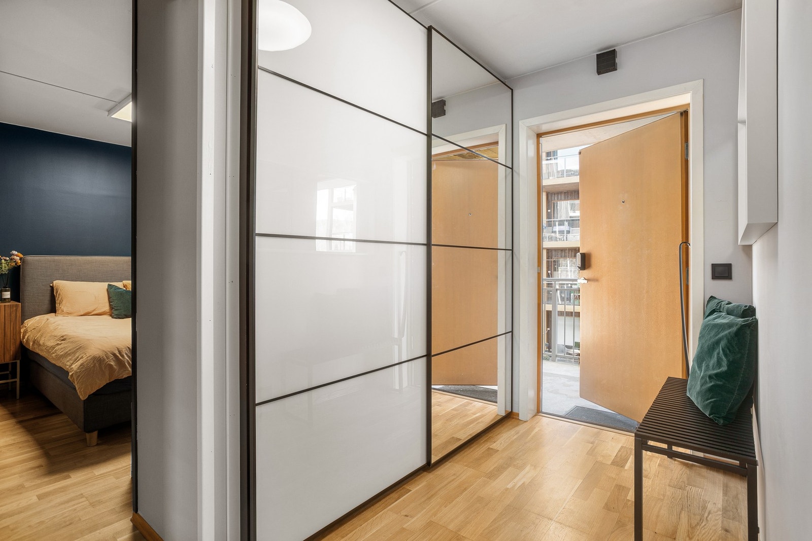 Entréen er romslig og innredet med en stor skyvedørsgarderobe, hvor yttertøyet enkelt kan ryddes bort. Galleribilde