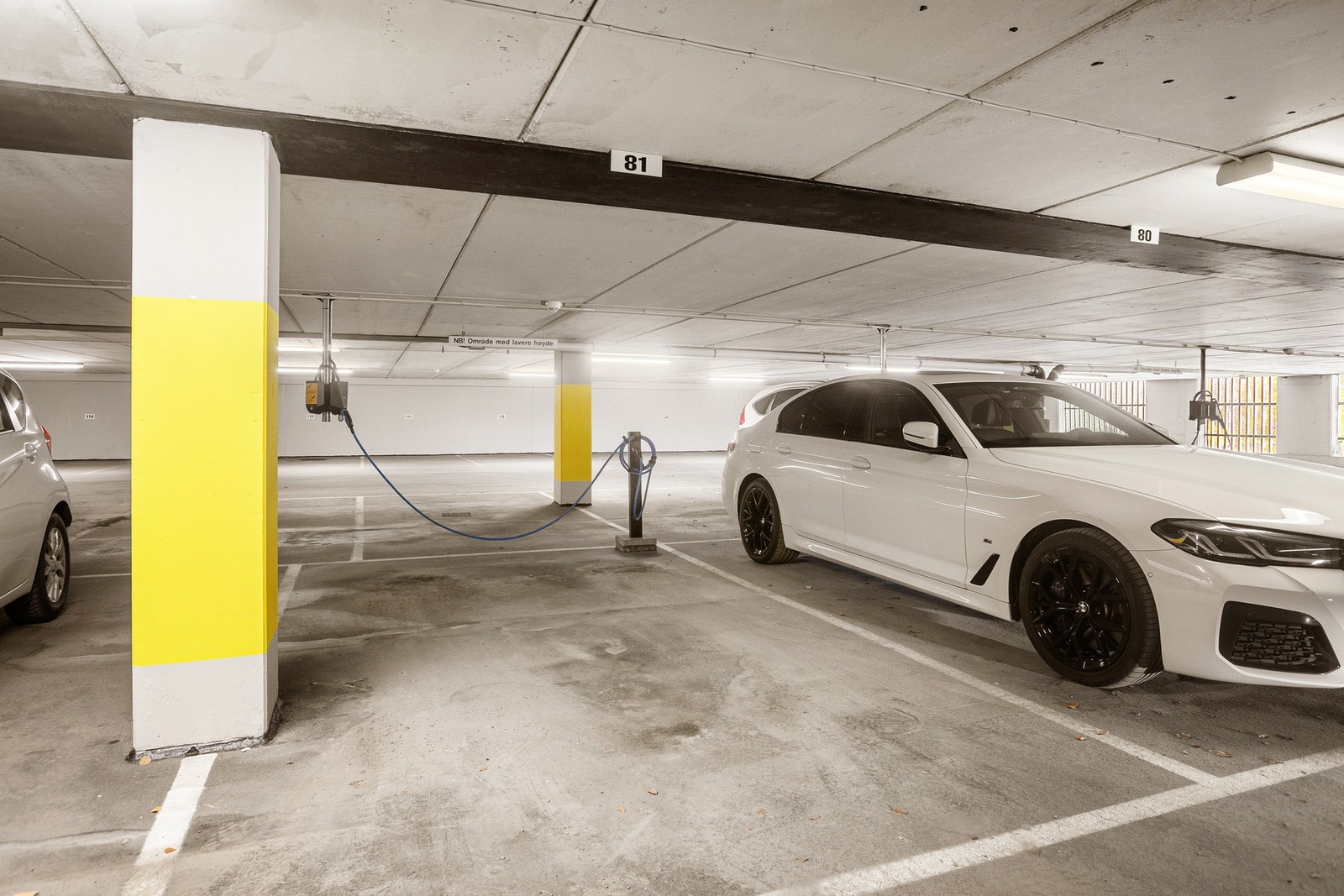 Det medfølger parkeringsplass markert med nr 81i felles garasje anlegg med el-bil lader. Galleribilde
