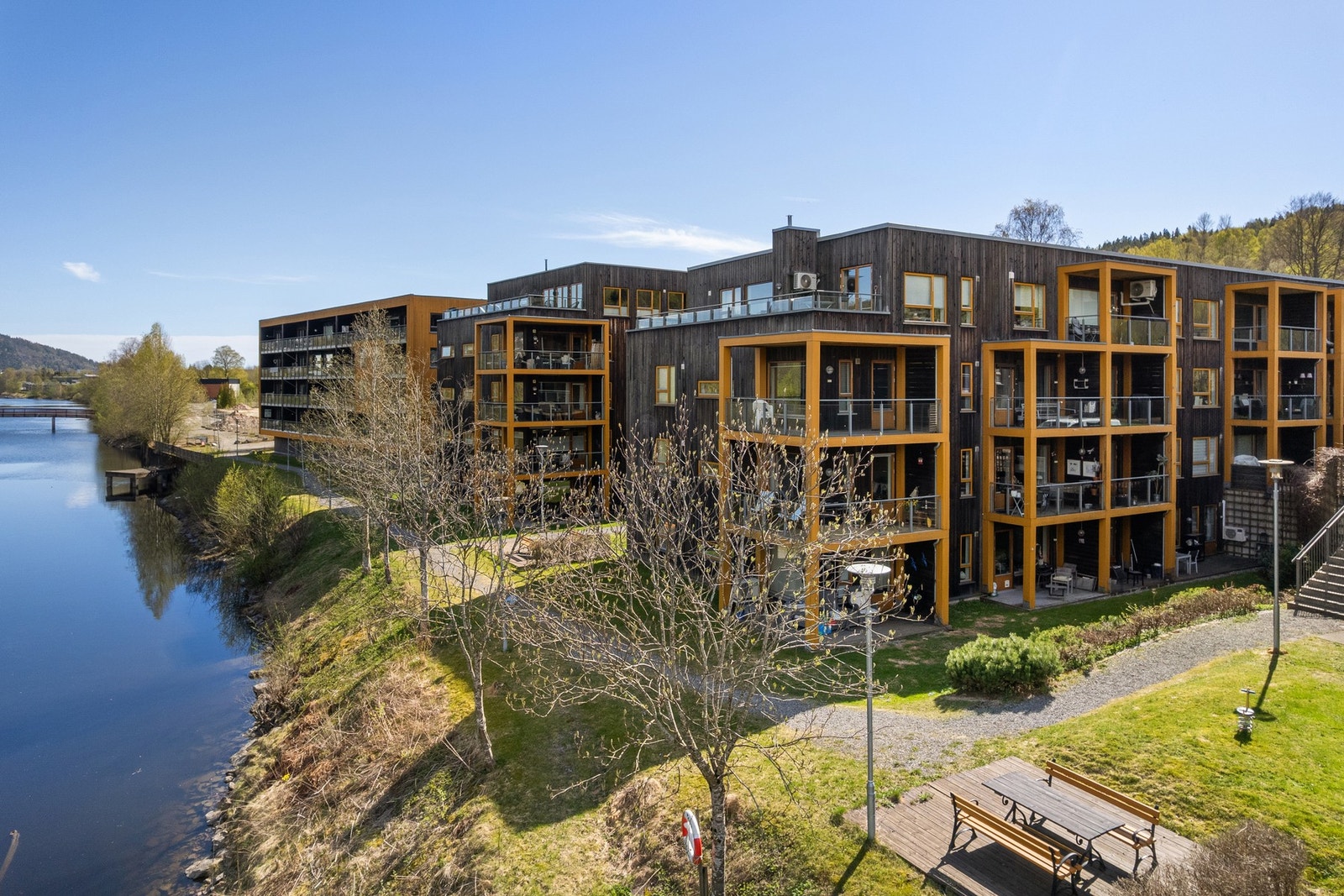 En gjennomgående og innbydende 3-roms leilighet med attraktiv beliggenhet på Gulskogen ved idylliske Sølfastøya - med flott utsikt mot Drammenselven. Galleribilde