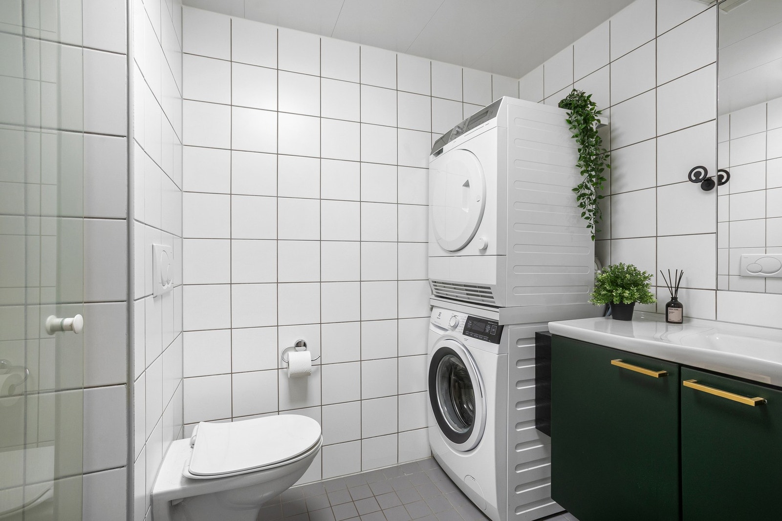 Flislagt bad fra 2005 med gulvvarme. Badet er innredet med servant med underskap, speil, dusjhjørne og toalett. Det er også opplegg for vaskemaskin og tørketrommel. Galleribilde