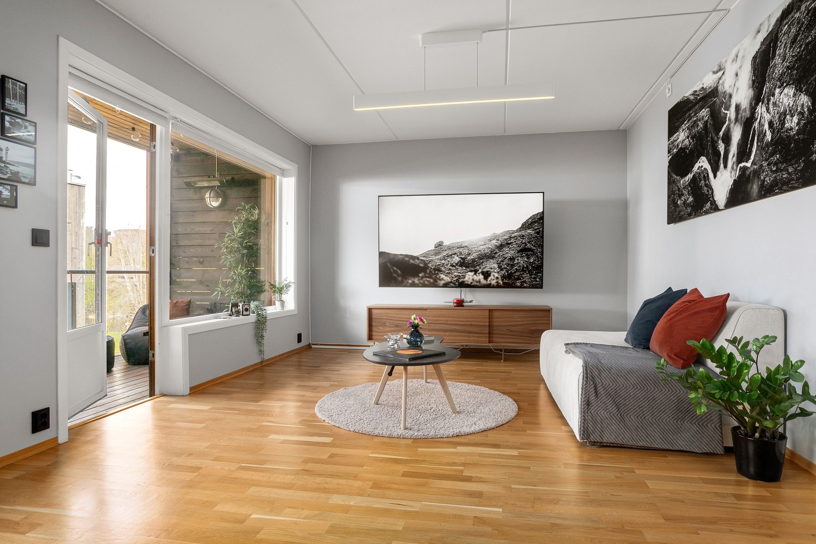 Stuen har god plass til sofagruppe med tilhørende møblement. Galleribilde