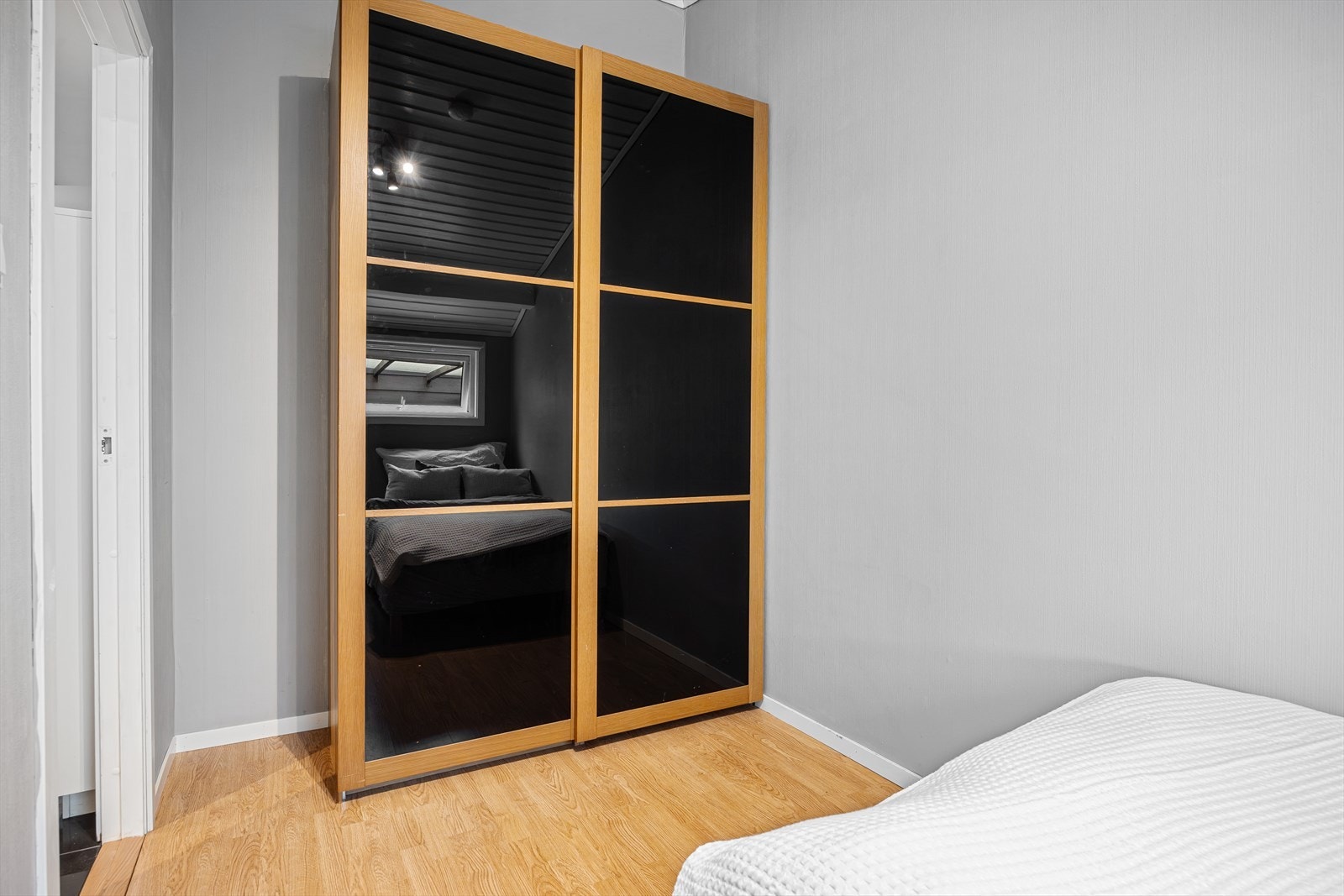 Soverommet i 1.etasje har garderobeskap/skyvedørsgarderobe Galleribilde