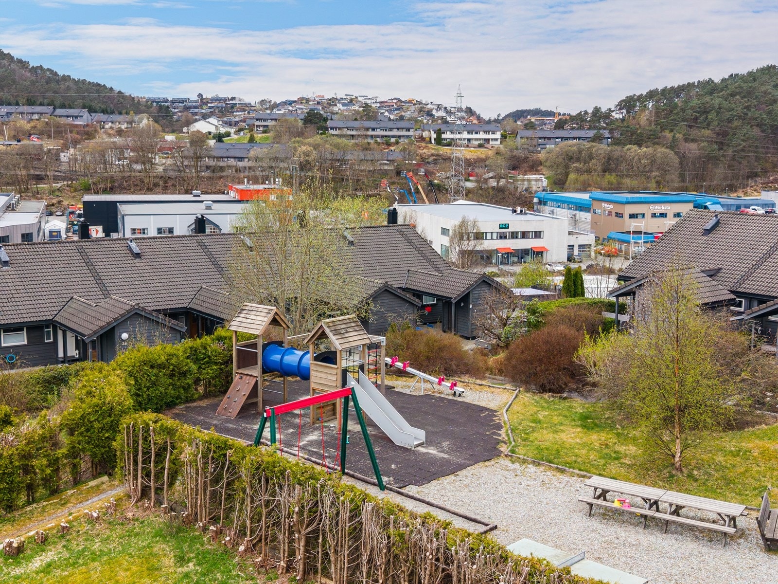 Det er fin lekeplass i umiddelbar nærhet, inne på tomten til borettslaget Galleribilde
