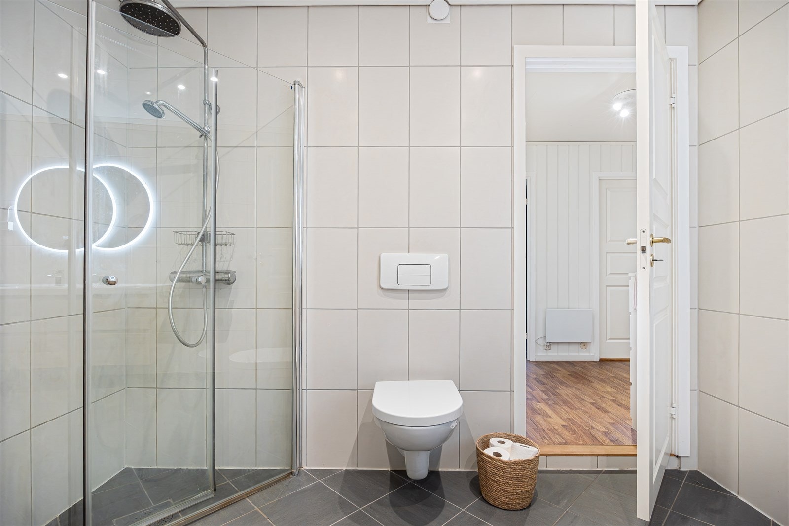 Det er både dusjhjørne og badekar på bad/wc - Varmekabler i gulv og vegghengt wc Galleribilde