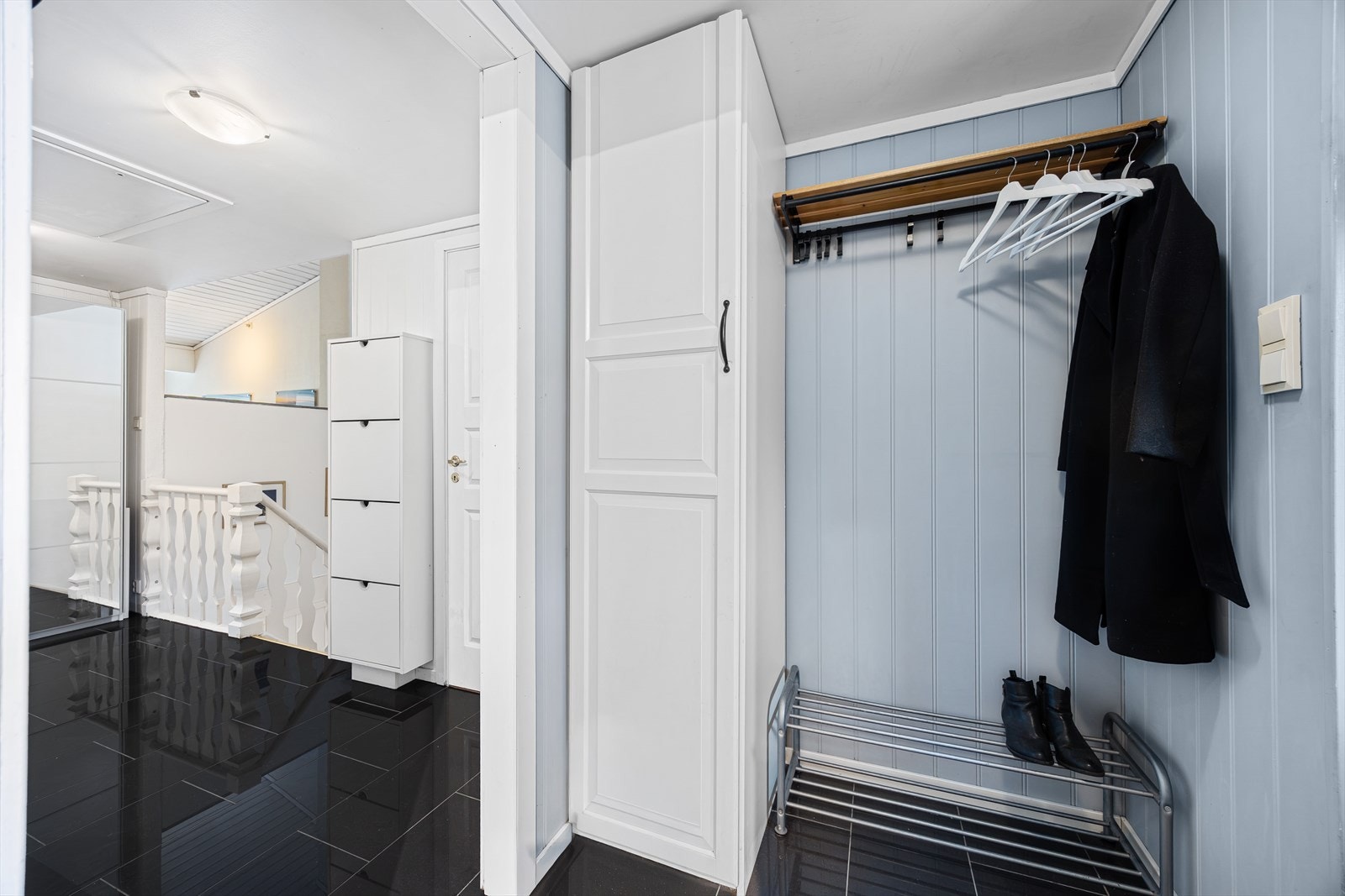 Vindfang og entre/hall med skyvedørsgarderobe Galleribilde