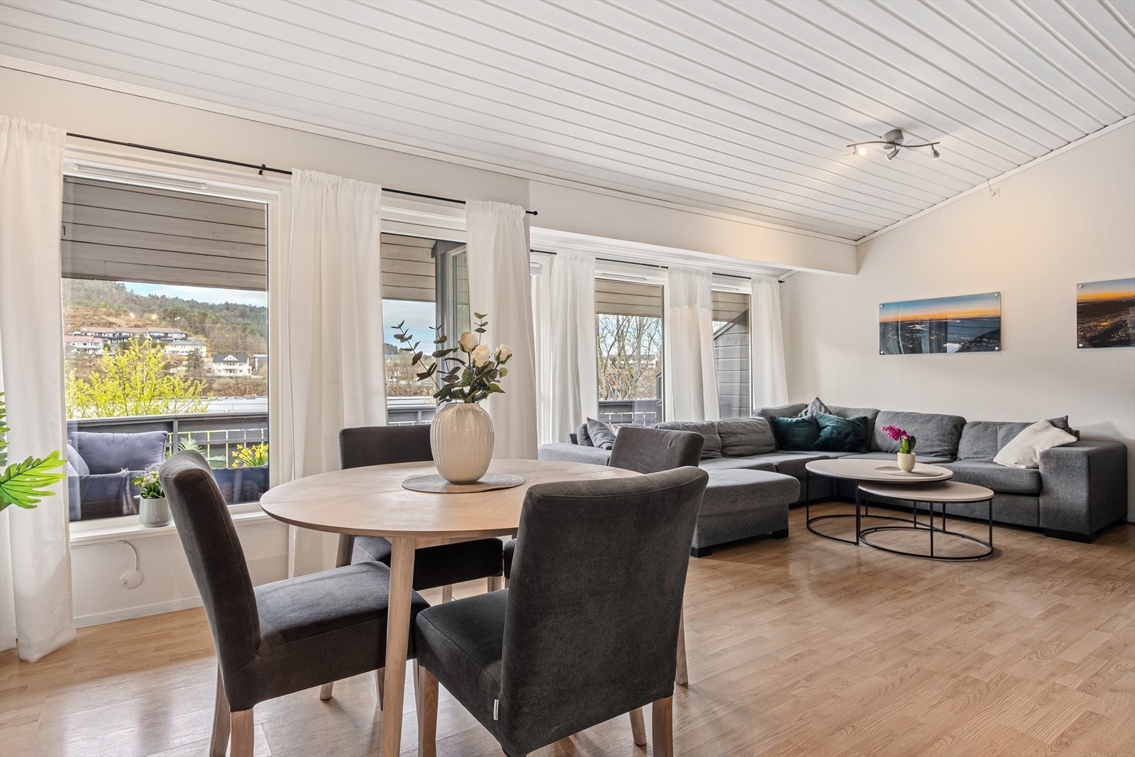 Flott stue med utgang sydvestvendt og solrik terrasse Galleribilde