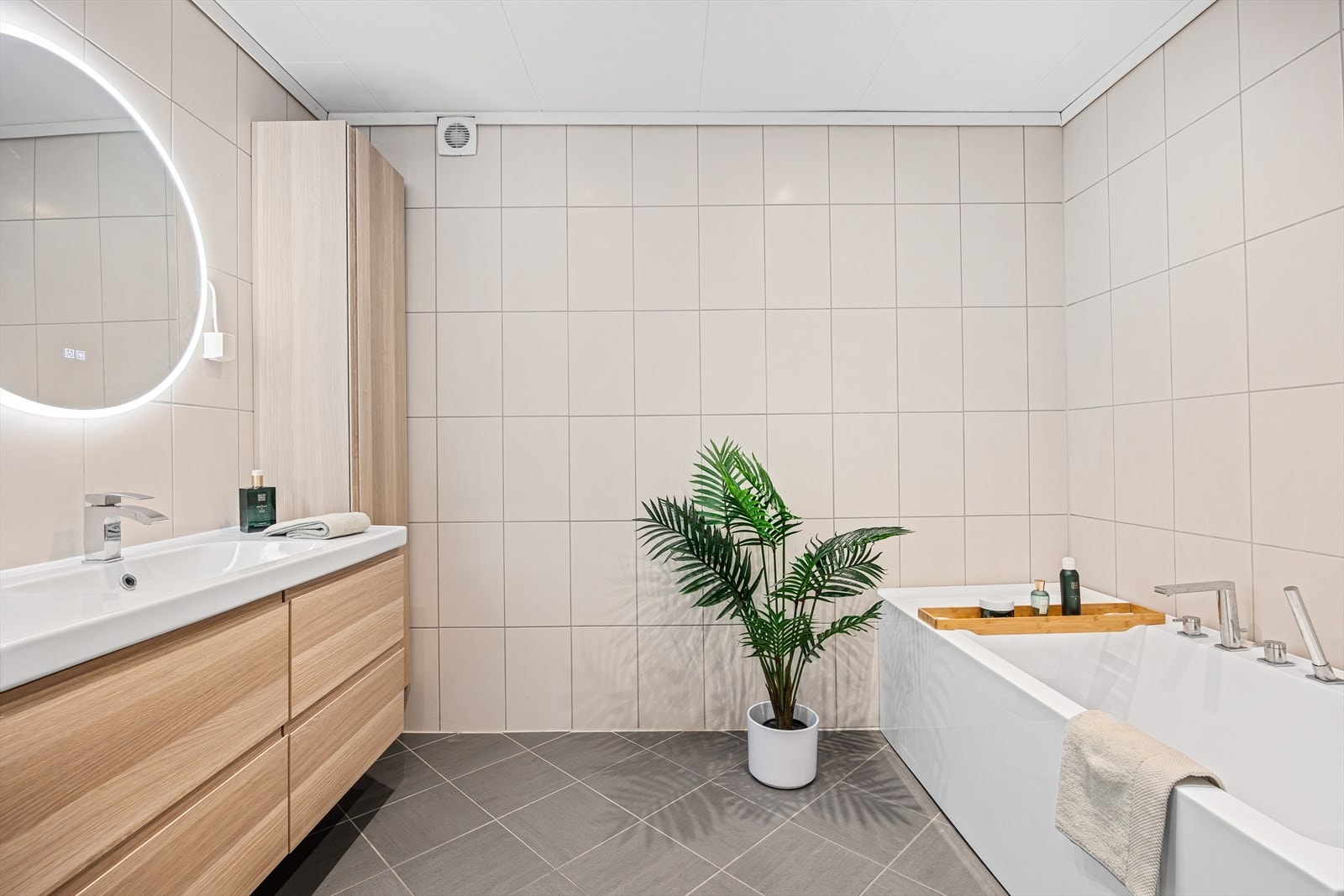 Pent flislagt baderom/wc med badekar og gulvvarme Galleribilde