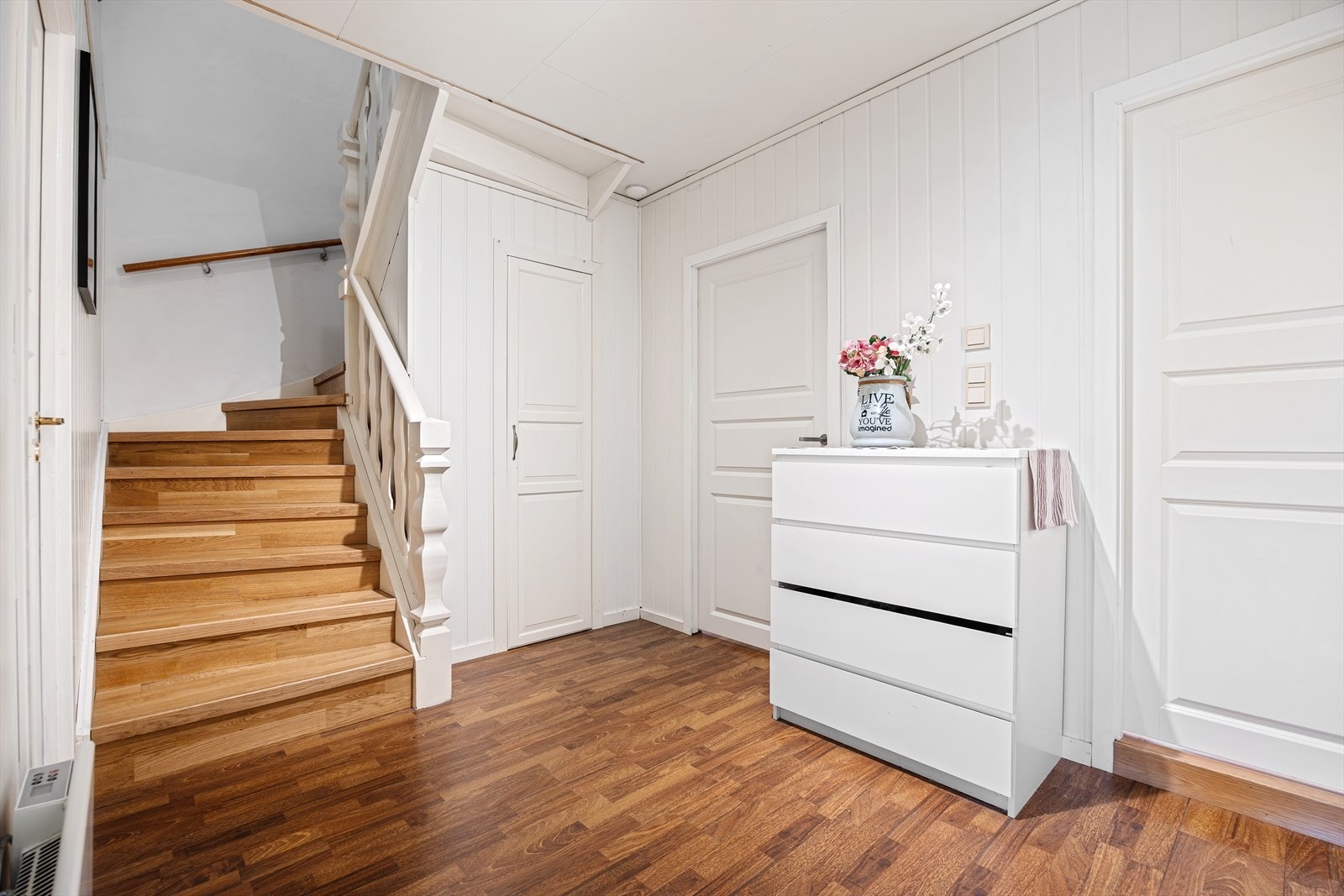 Entre/hall med gulvvarme - kott/bod innebygget under trappen Galleribilde