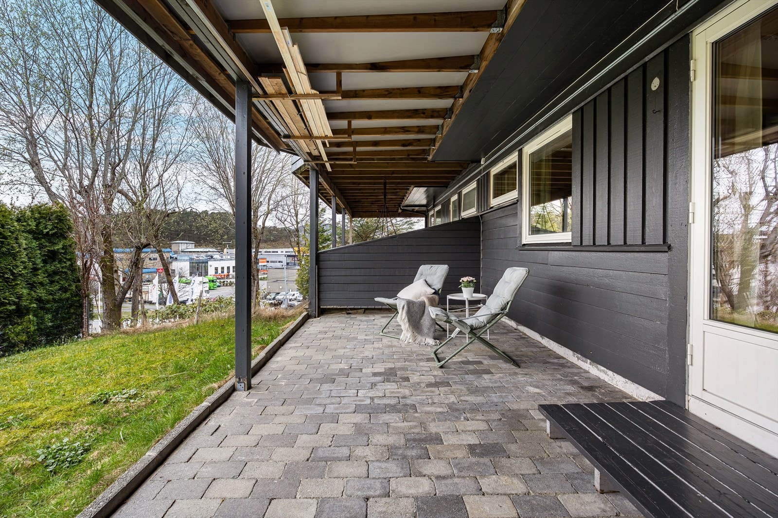 Utgang til hellelagt uteplass og hage mot sydvest Galleribilde