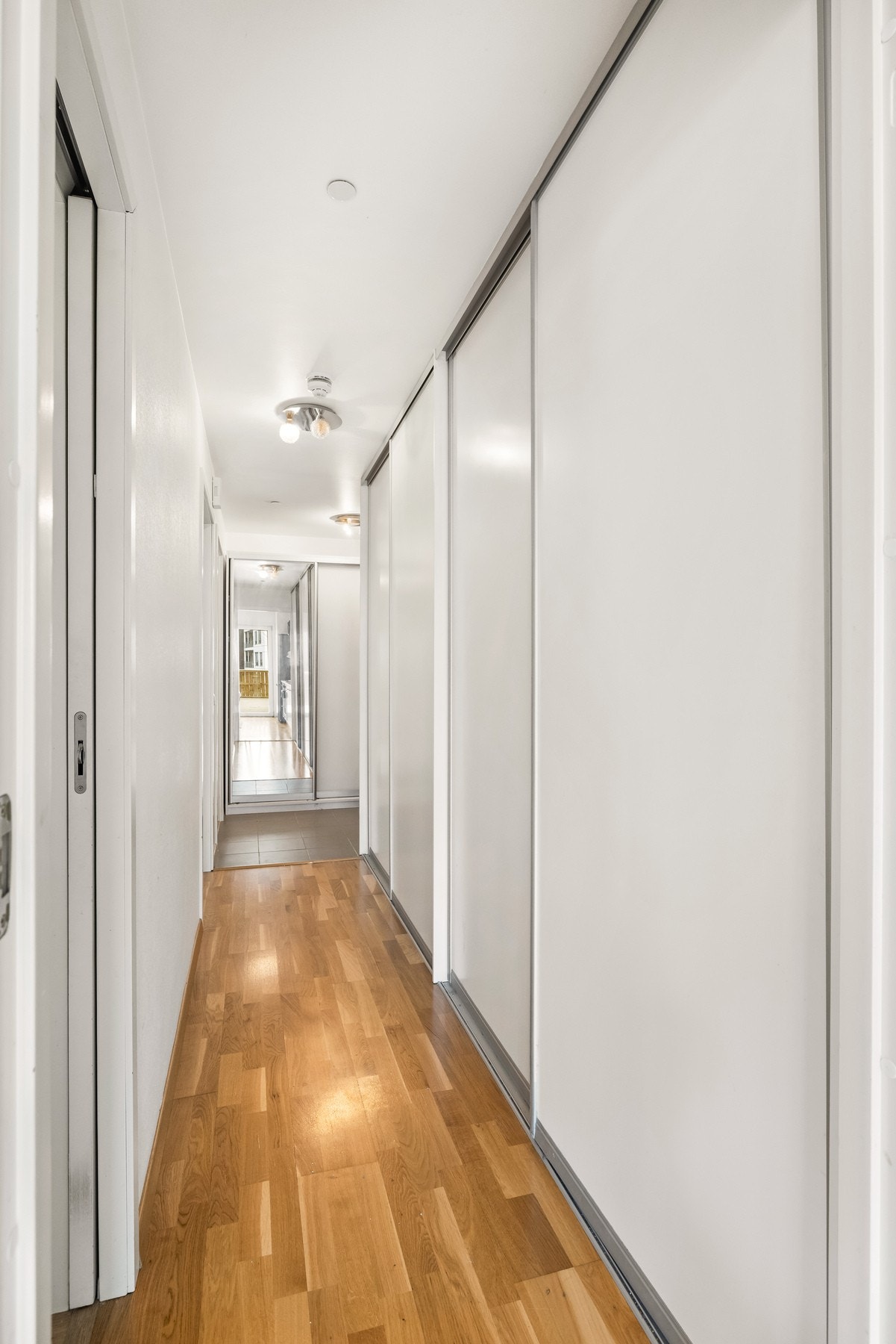 Leiligheten har to skyvedørsgarderober, en rett innenfor døren og en lenger inn i gangen, dette gir rikelig med plass til yttertøy, sko og sesongutstyr. Galleribilde