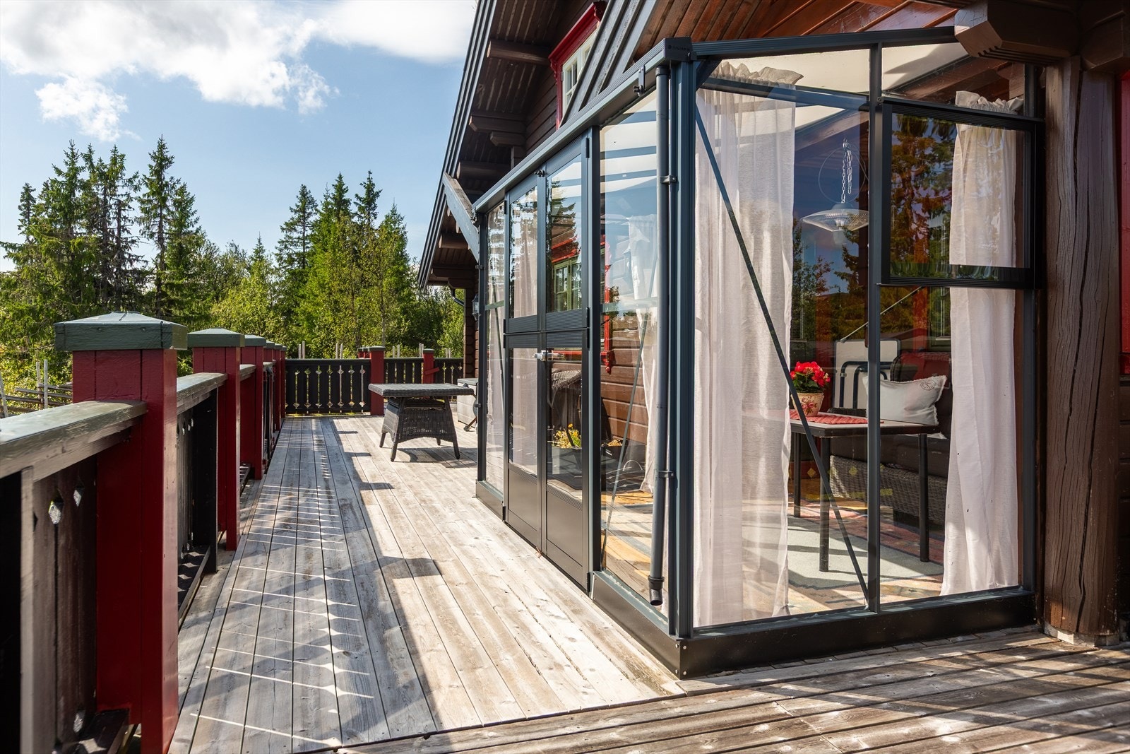 På terrassen er det laget en innglassert del med plexiglass på takoverbygget. Galleribilde