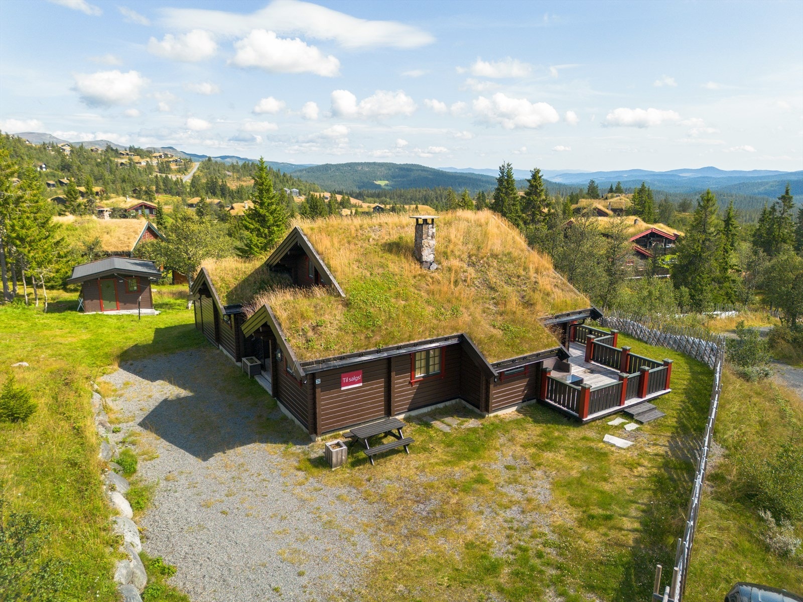 Hytta har en romslig tomt med parkering og fine uteområder for lek og moro. På tunet er det også et praktisk uthus. Galleribilde